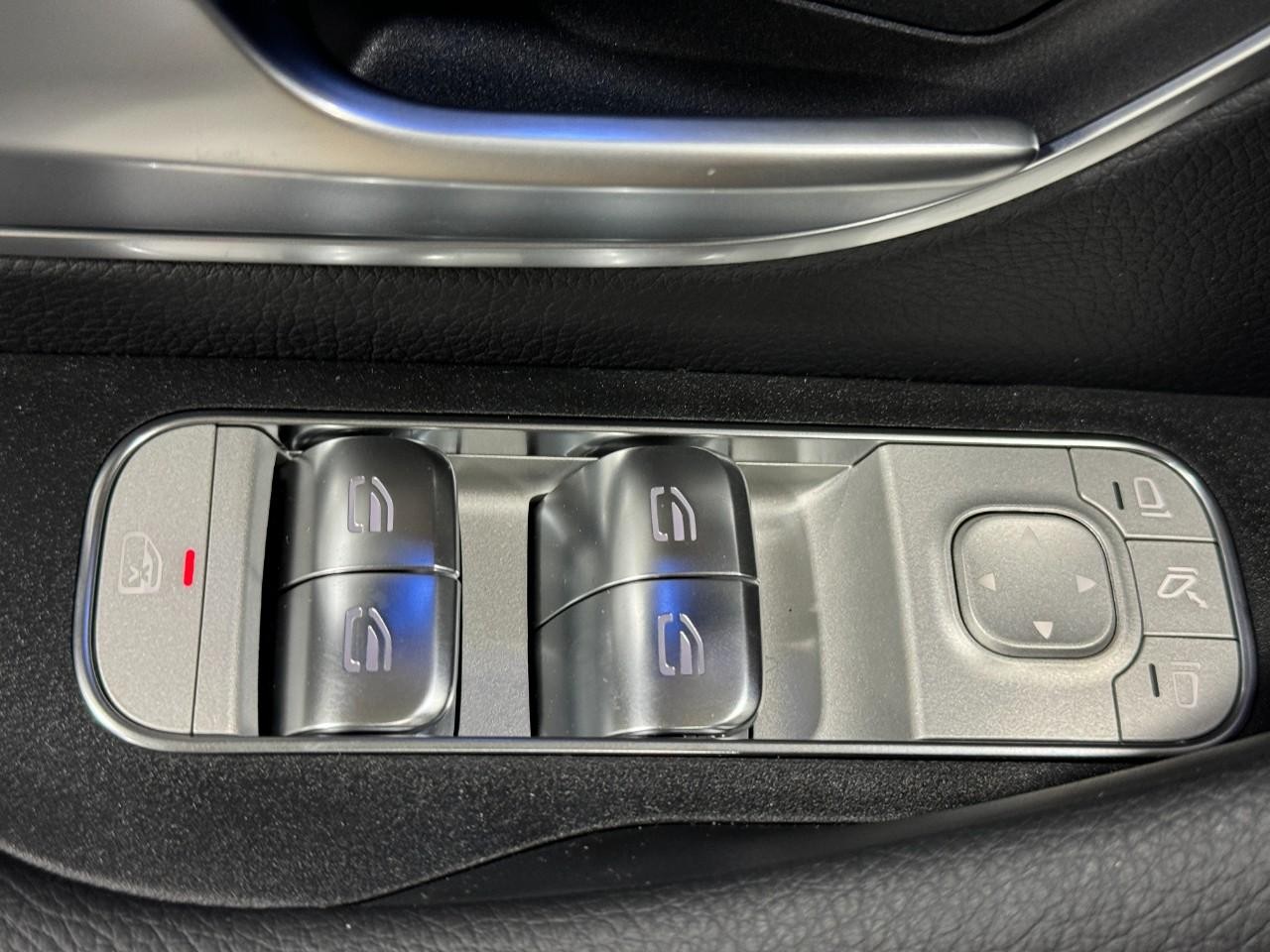 Mercedes-Benz GLE Vehicle Full-screen Gallery Image 27