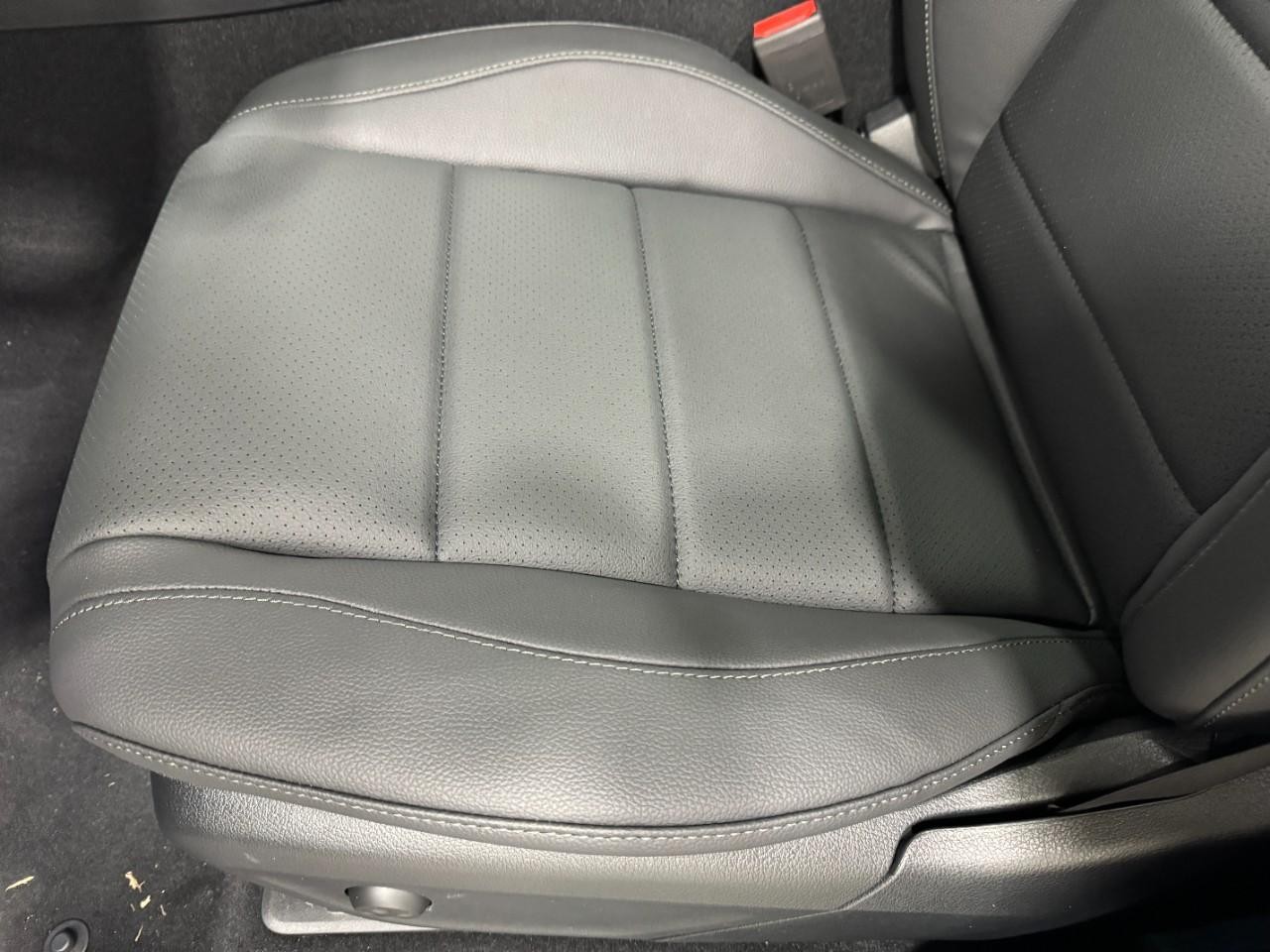 Mercedes-Benz GLE Vehicle Full-screen Gallery Image 30