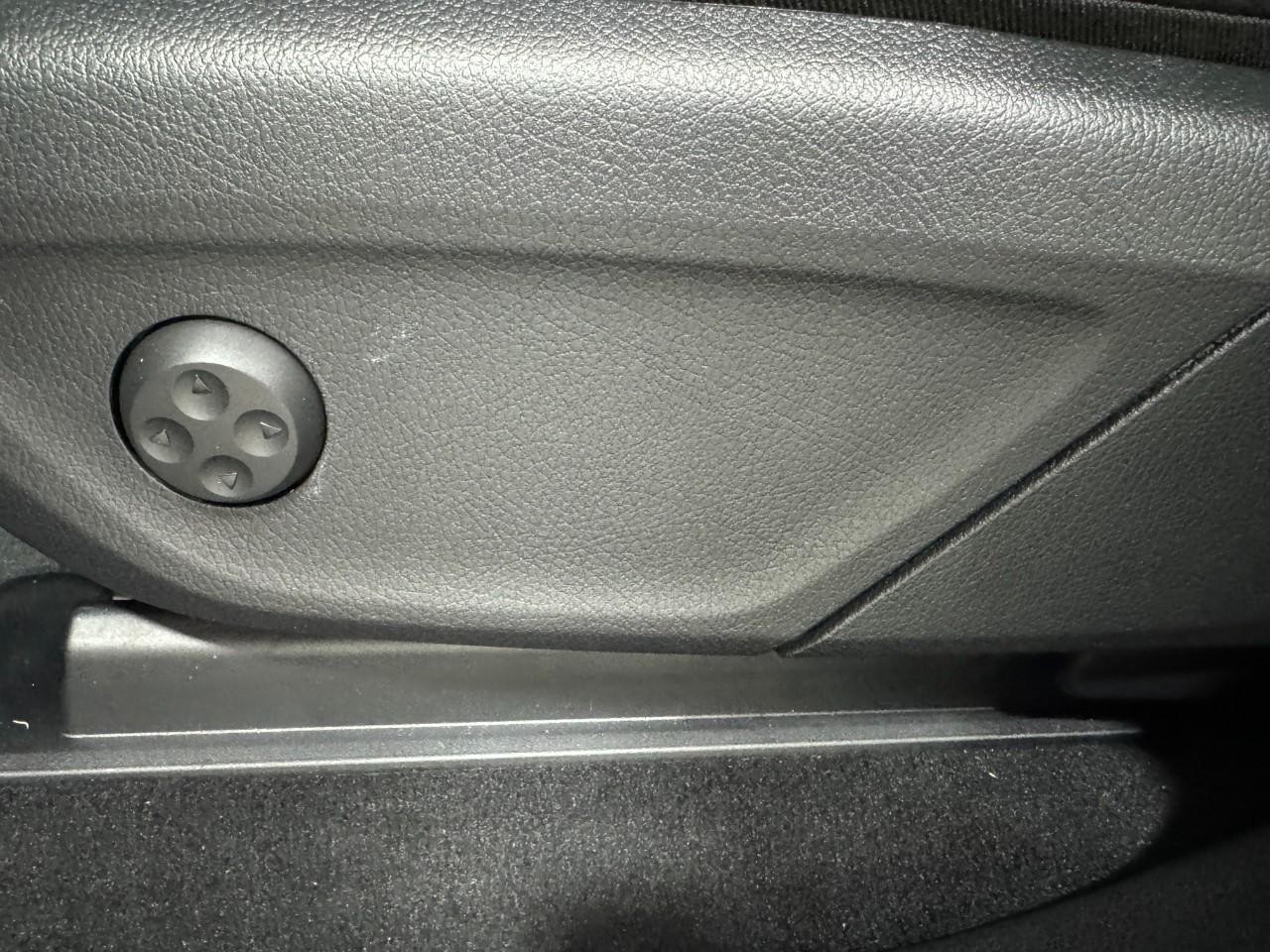 Mercedes-Benz GLE Vehicle Full-screen Gallery Image 31