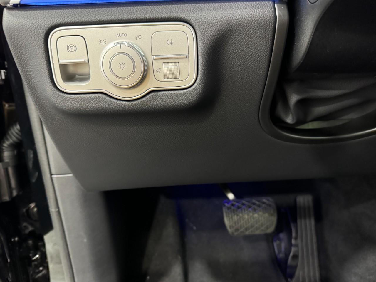 Mercedes-Benz GLE Vehicle Full-screen Gallery Image 32