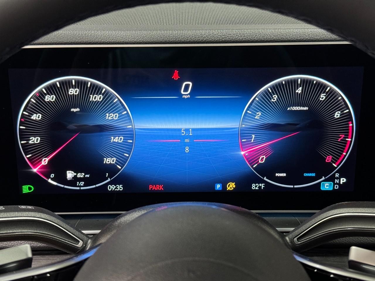 Mercedes-Benz GLE Vehicle Full-screen Gallery Image 35