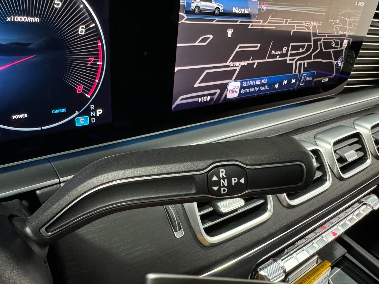 Mercedes-Benz GLE Vehicle Full-screen Gallery Image 36