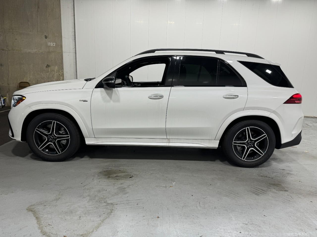 Mercedes-Benz GLE Vehicle Full-screen Gallery Image 2
