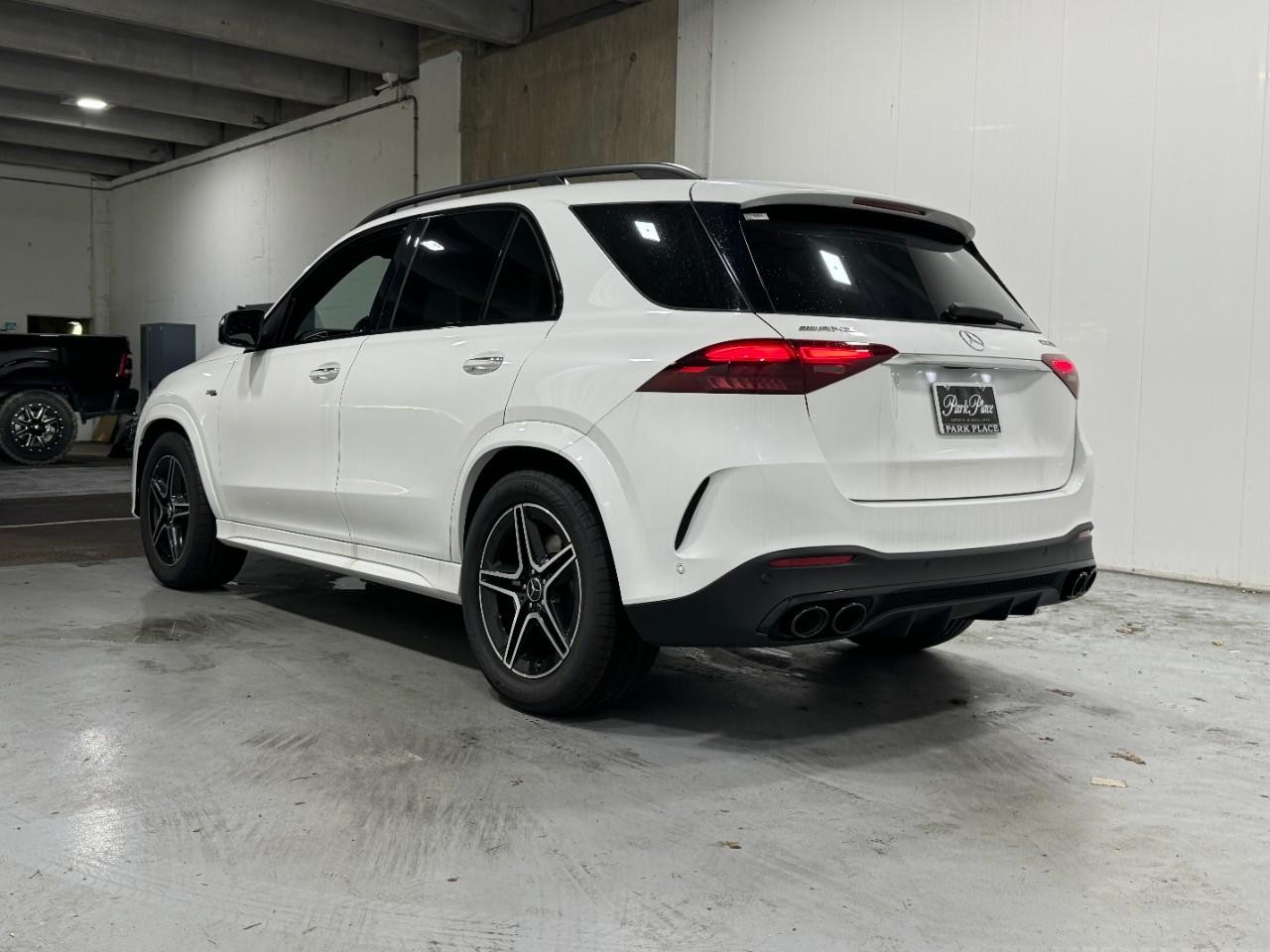 Mercedes-Benz GLE Vehicle Full-screen Gallery Image 3
