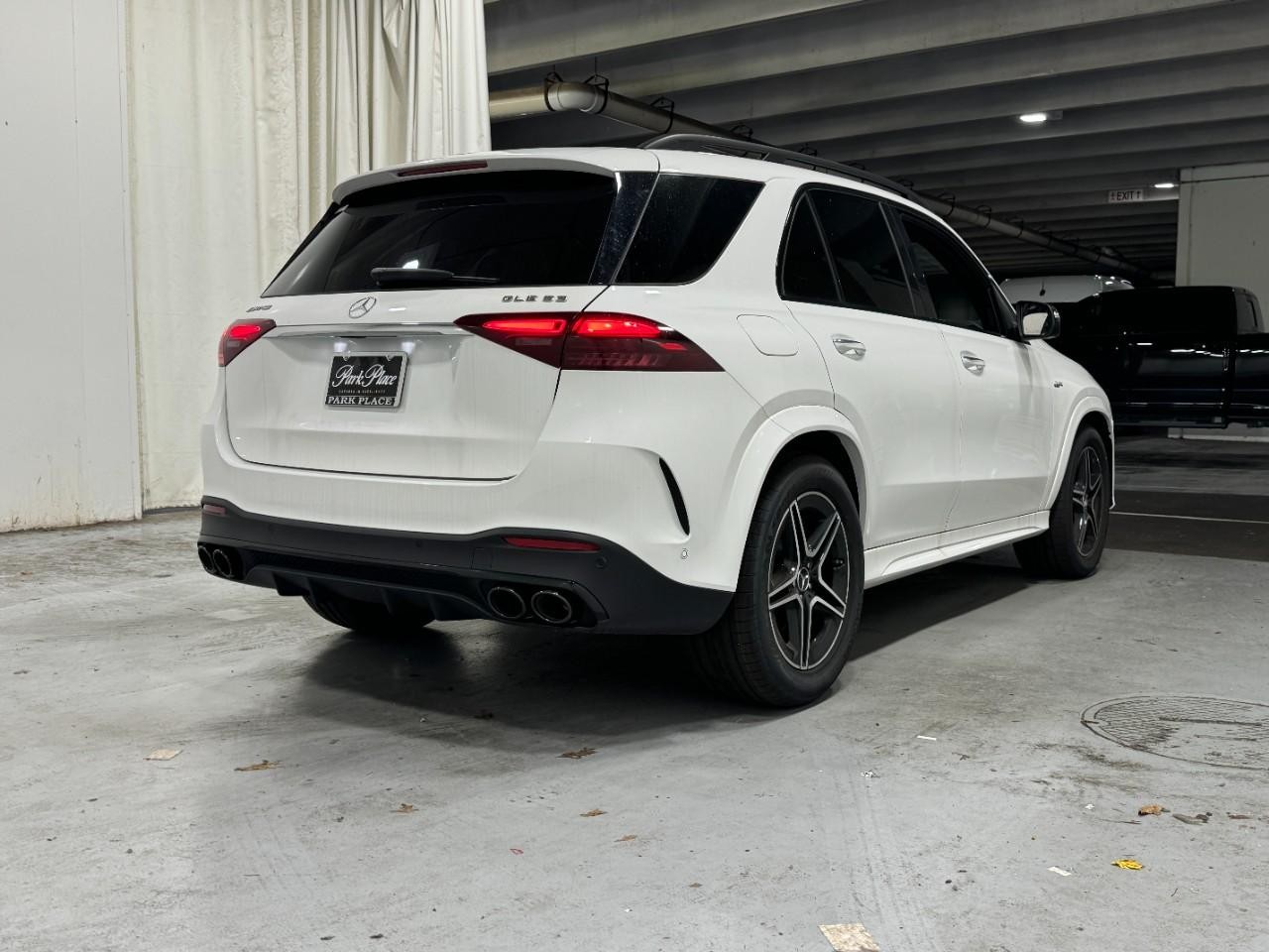 Mercedes-Benz GLE Vehicle Full-screen Gallery Image 4