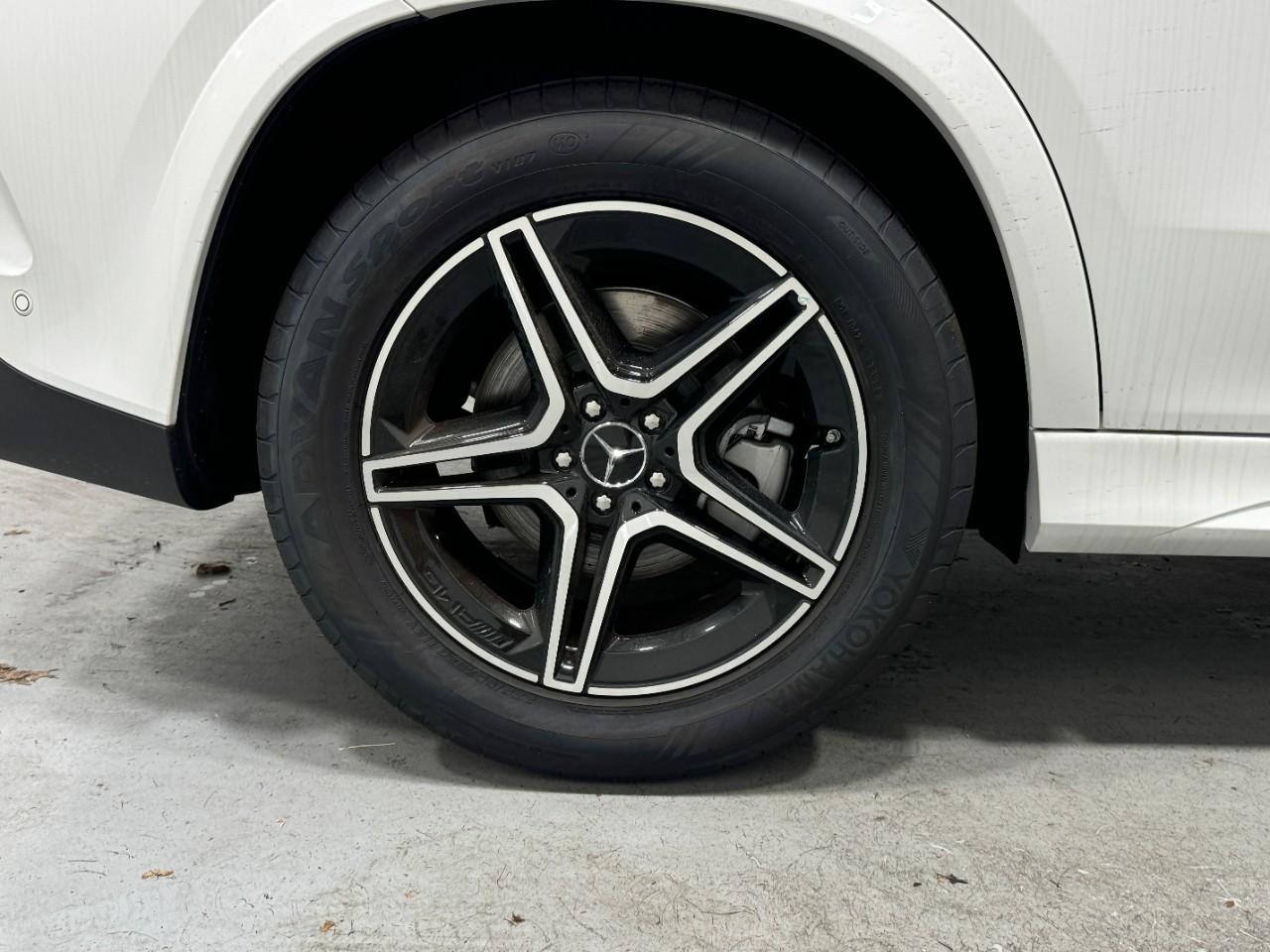 Mercedes-Benz GLE Vehicle Full-screen Gallery Image 5