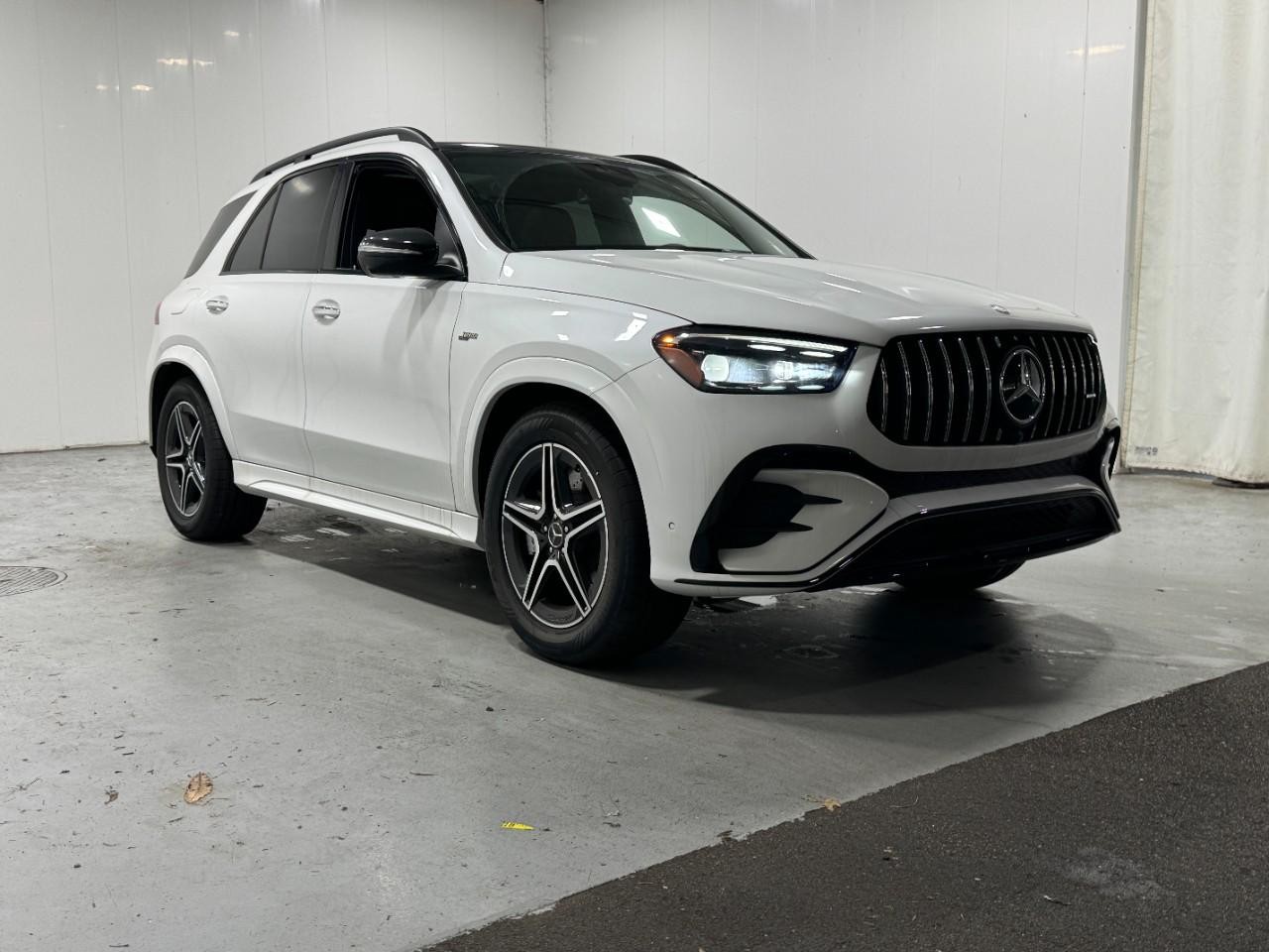 Mercedes-Benz GLE Vehicle Full-screen Gallery Image 6