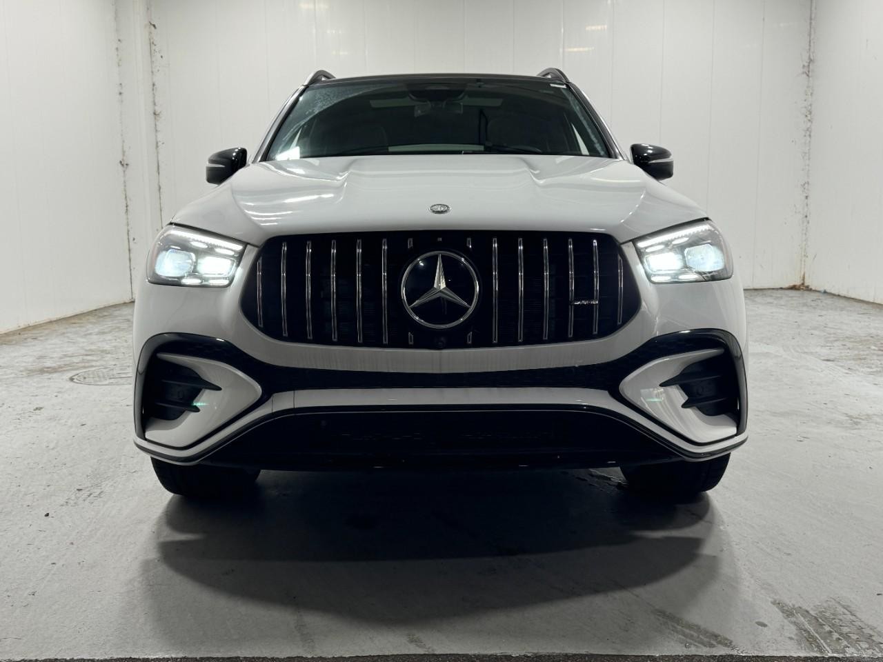 Mercedes-Benz GLE Vehicle Full-screen Gallery Image 7