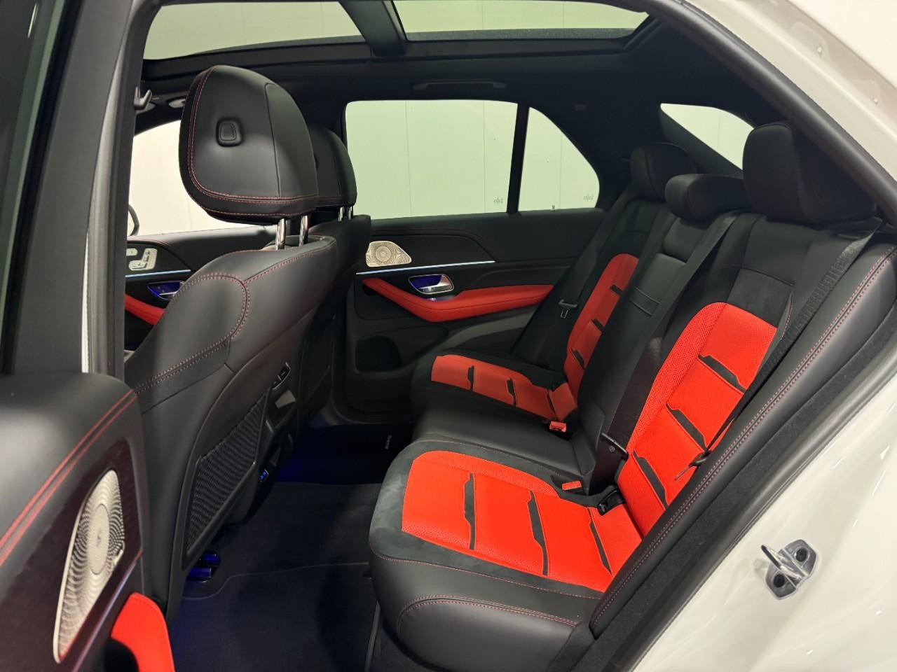 Mercedes-Benz GLE Vehicle Full-screen Gallery Image 8