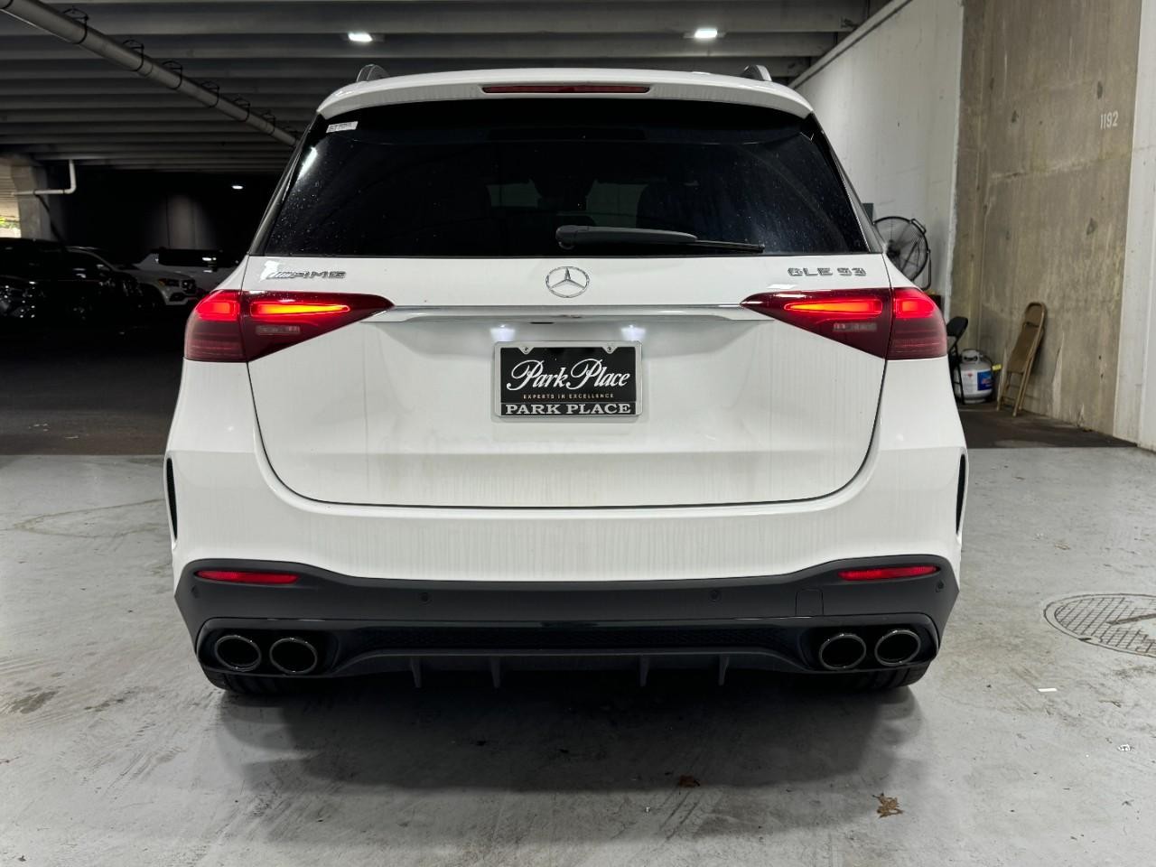 Mercedes-Benz GLE Vehicle Full-screen Gallery Image 9