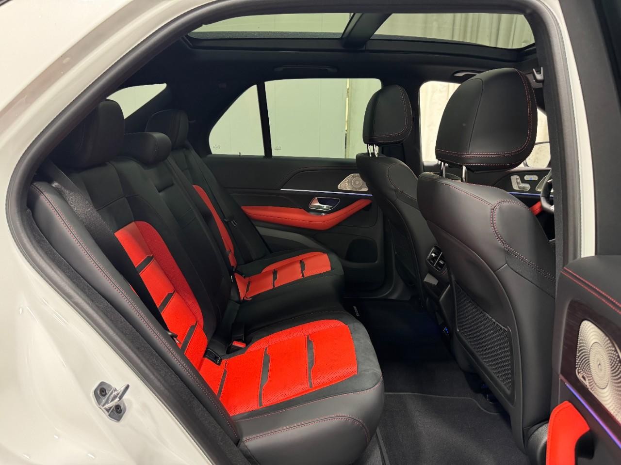 Mercedes-Benz GLE Vehicle Full-screen Gallery Image 10