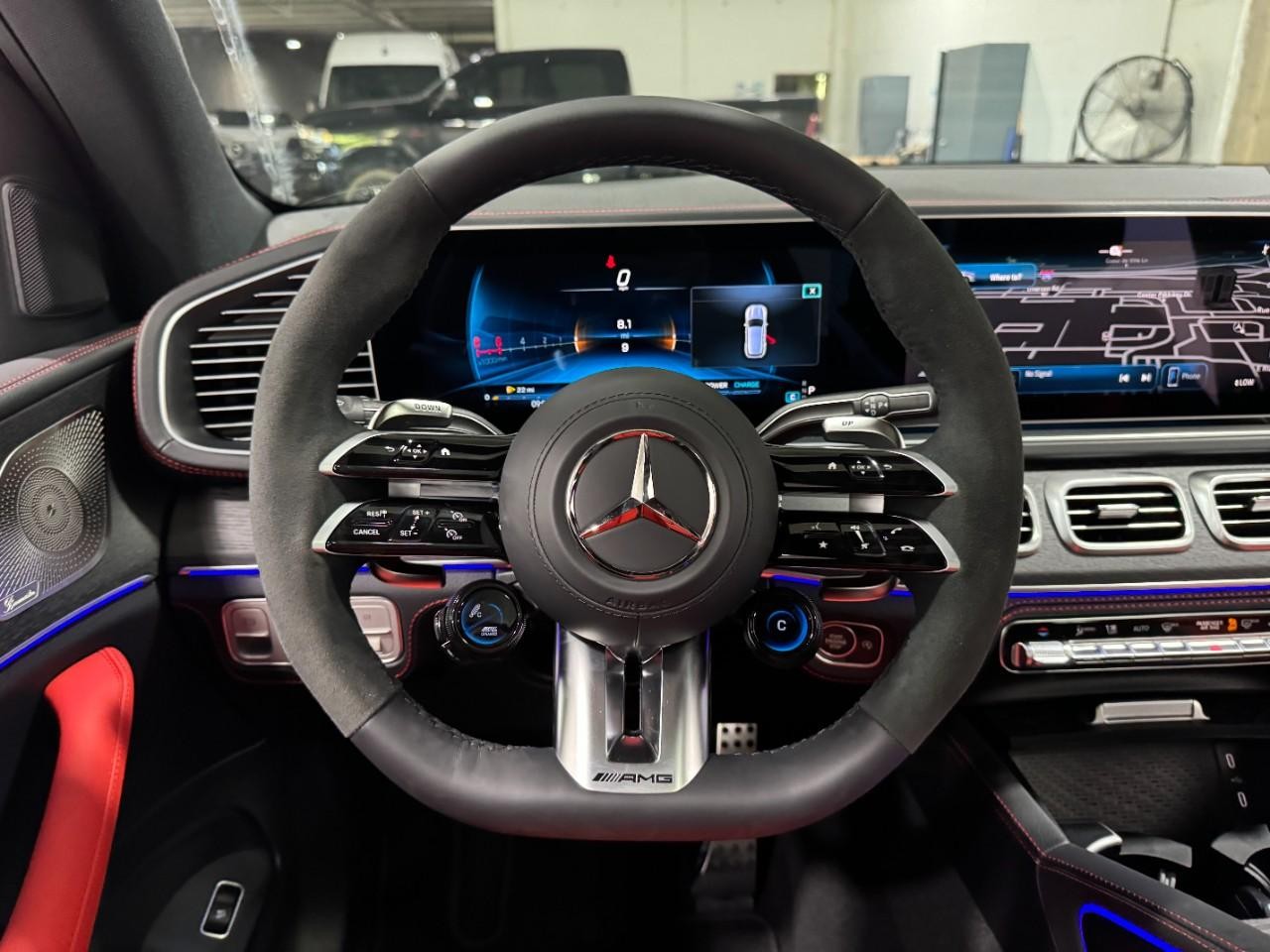 Mercedes-Benz GLE Vehicle Full-screen Gallery Image 13