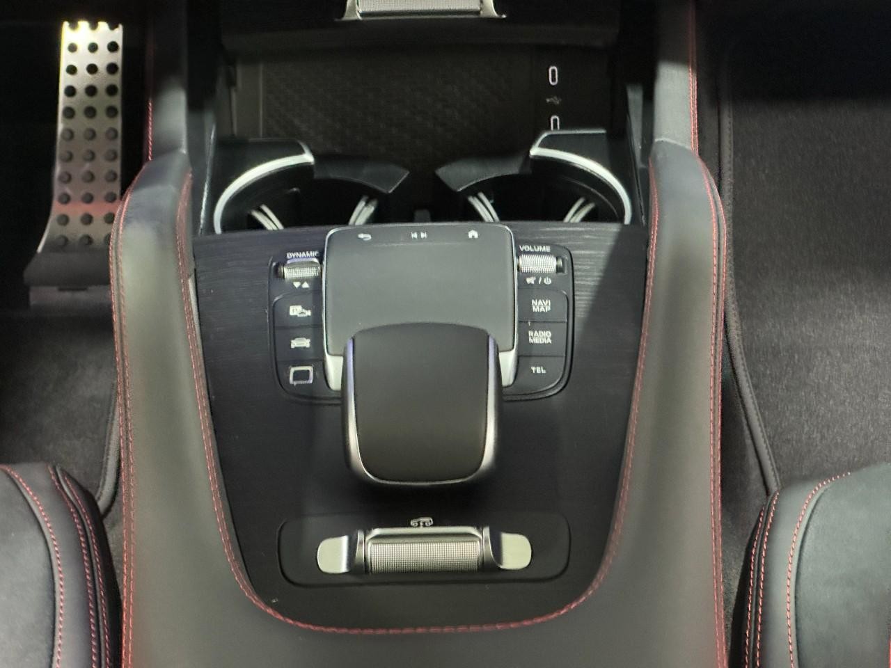 Mercedes-Benz GLE Vehicle Full-screen Gallery Image 16