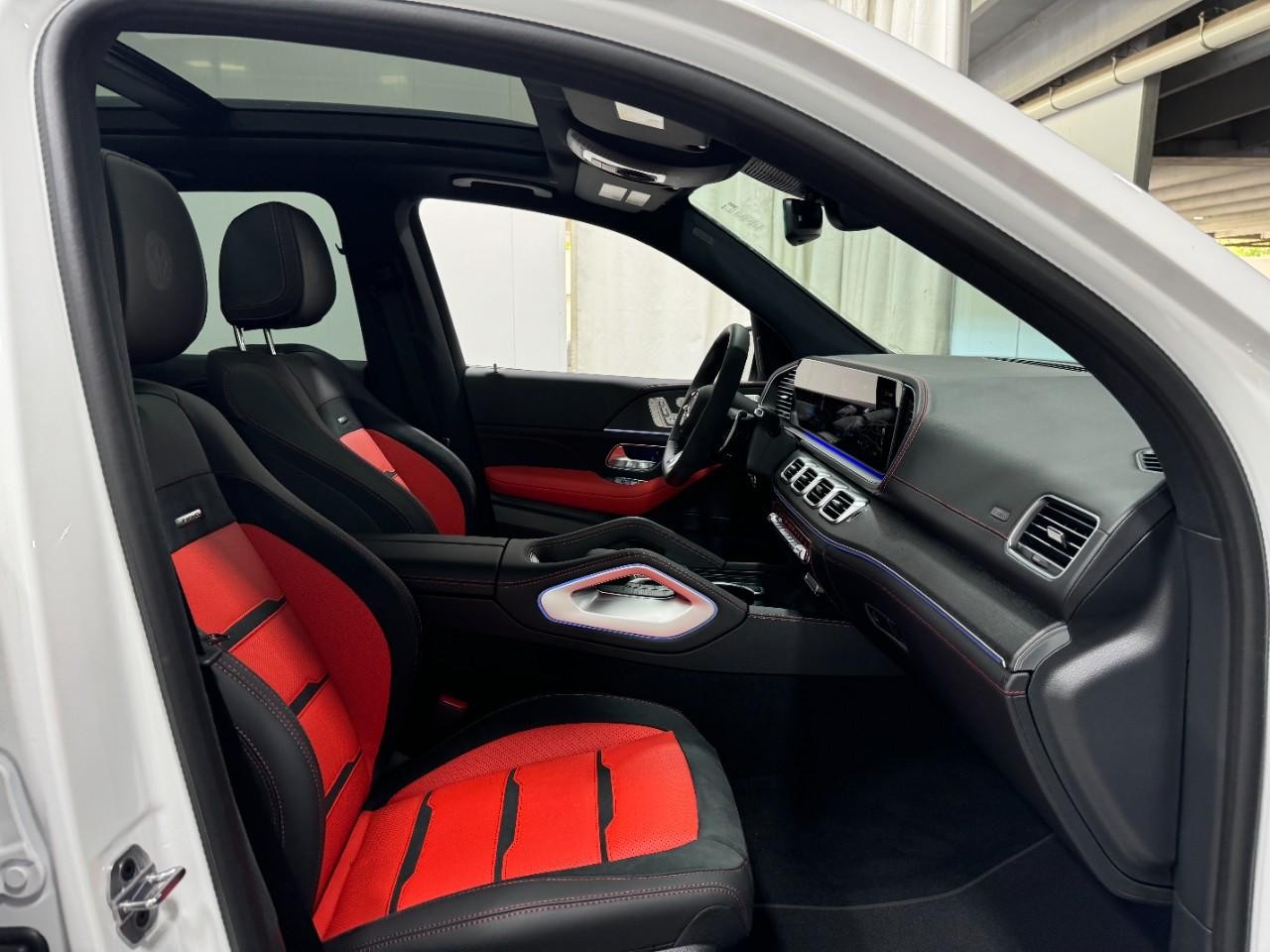 Mercedes-Benz GLE Vehicle Full-screen Gallery Image 18