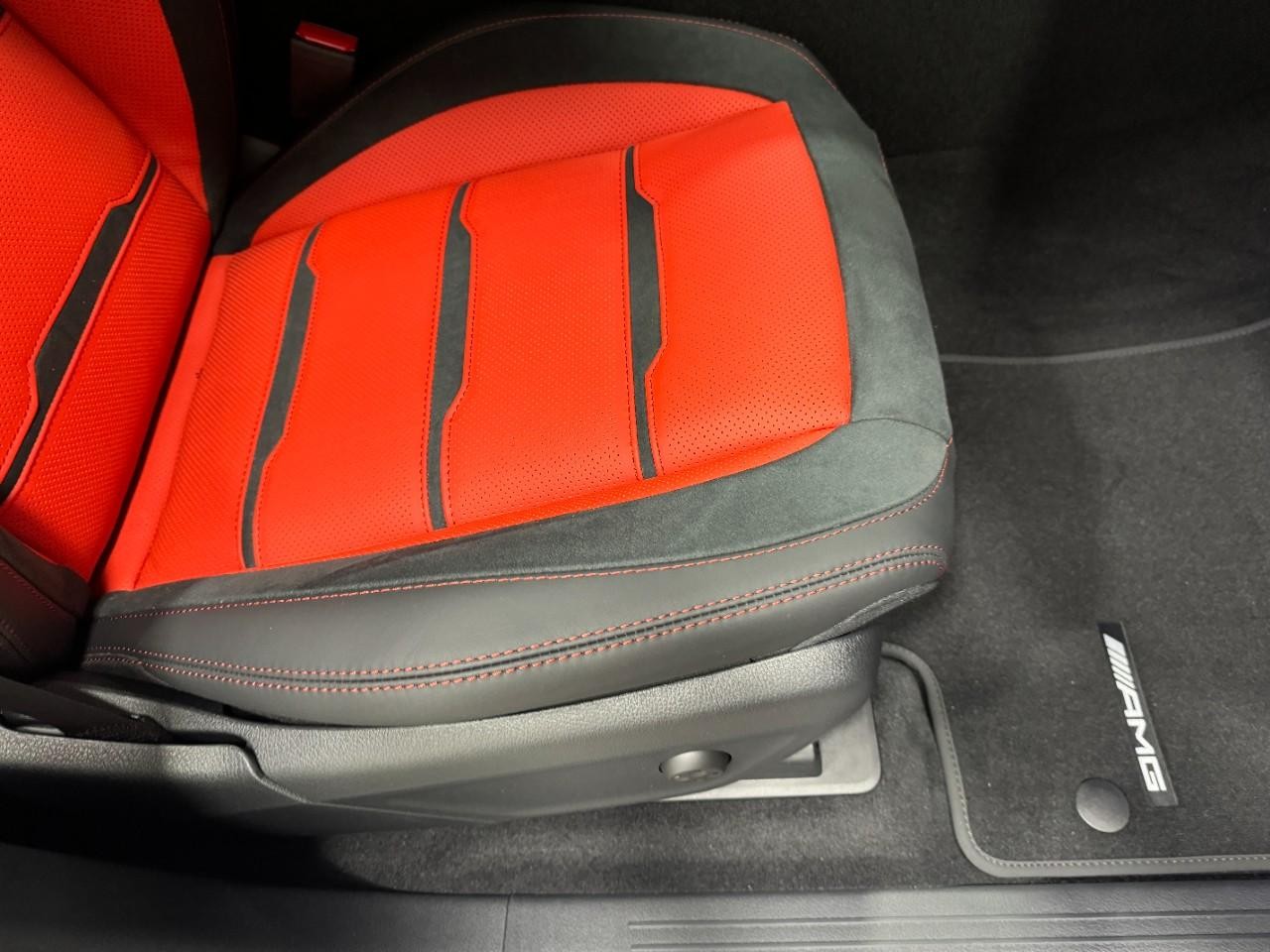 Mercedes-Benz GLE Vehicle Full-screen Gallery Image 19