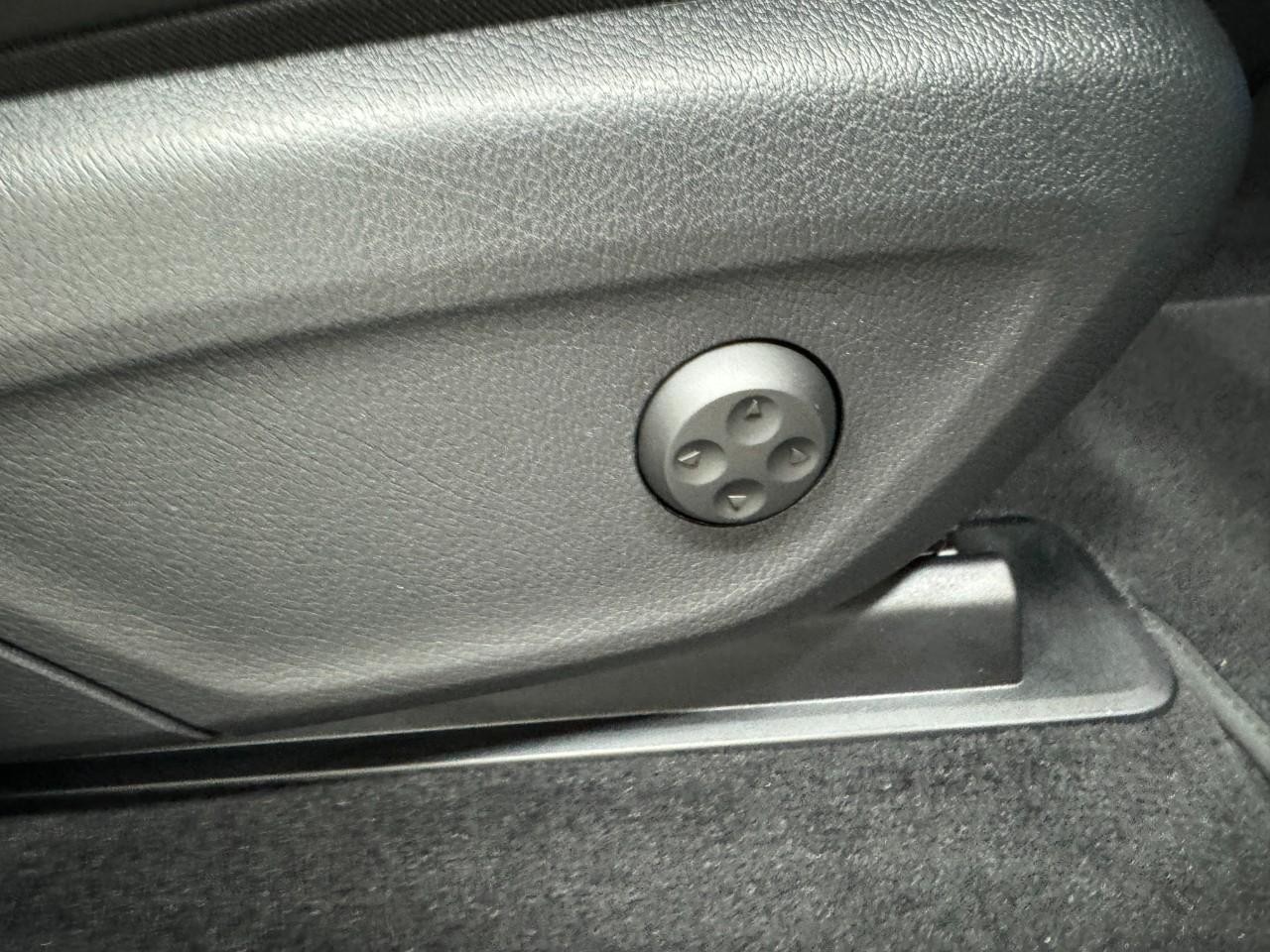 Mercedes-Benz GLE Vehicle Full-screen Gallery Image 20