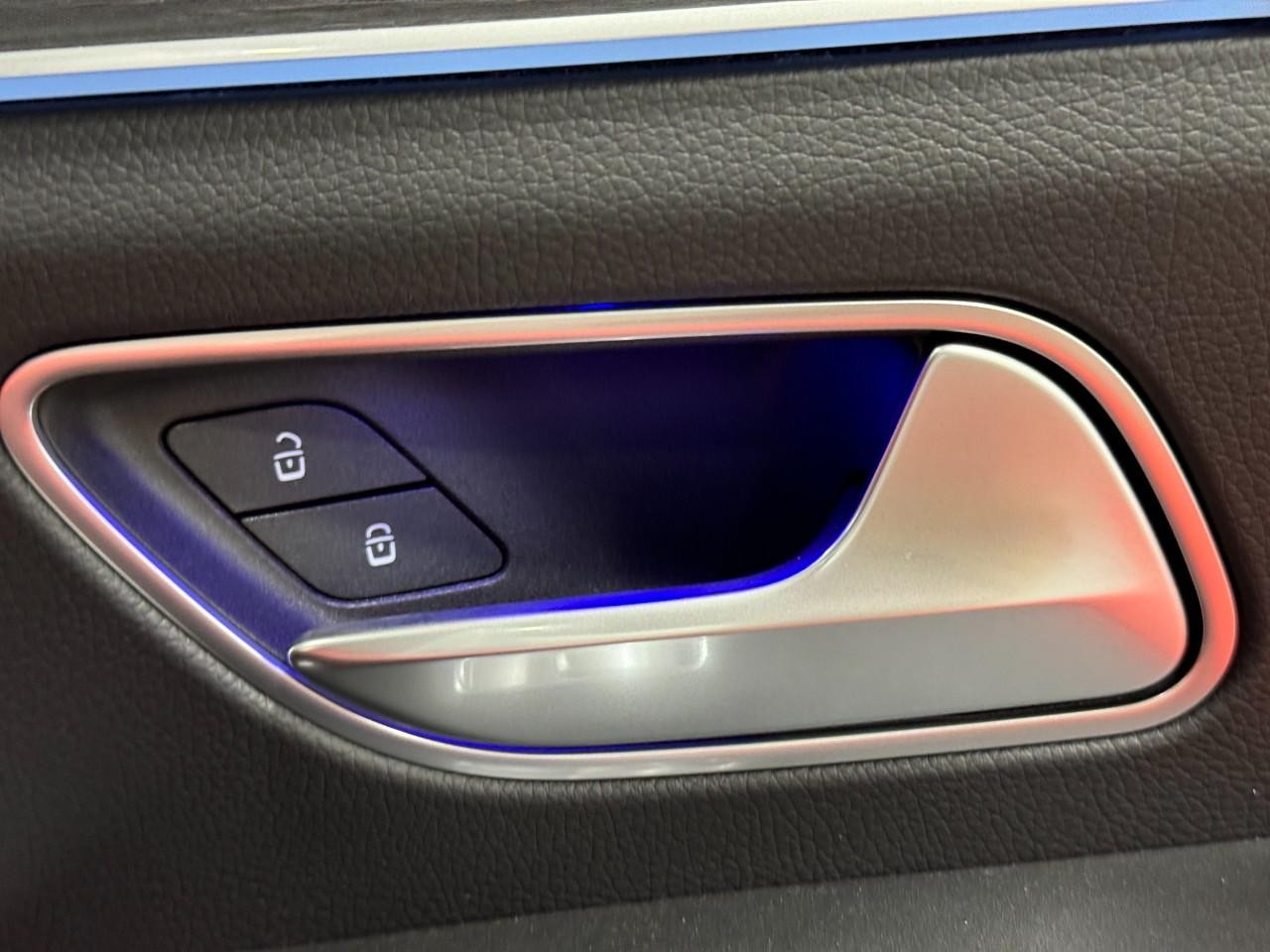 Mercedes-Benz GLE Vehicle Full-screen Gallery Image 22