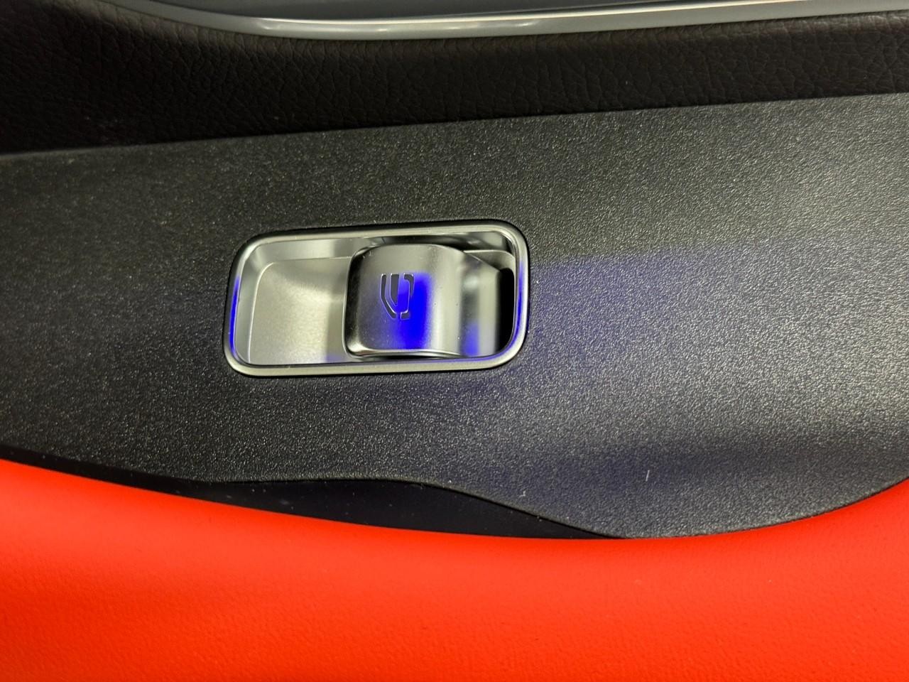 Mercedes-Benz GLE Vehicle Full-screen Gallery Image 23