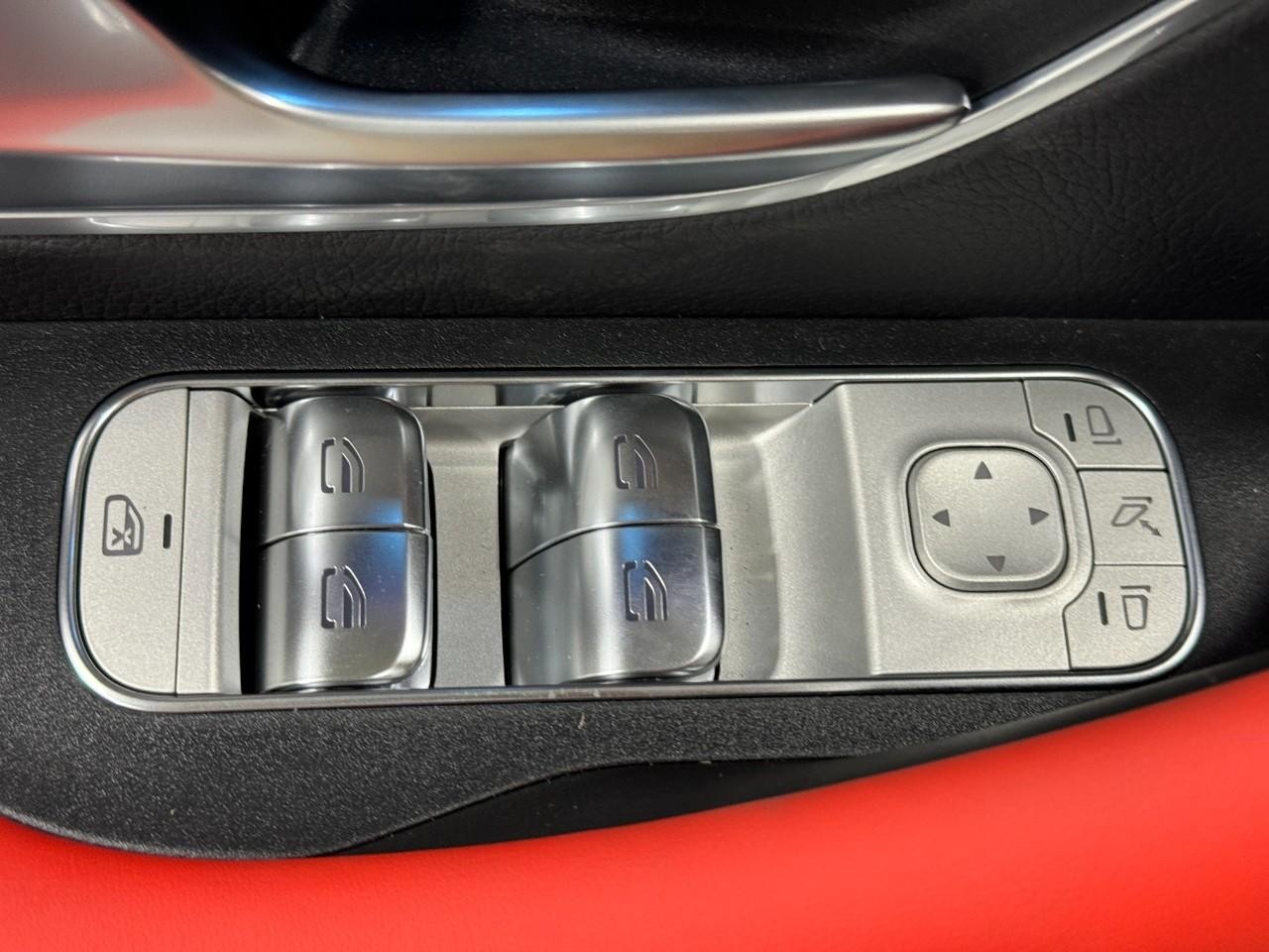 Mercedes-Benz GLE Vehicle Full-screen Gallery Image 27