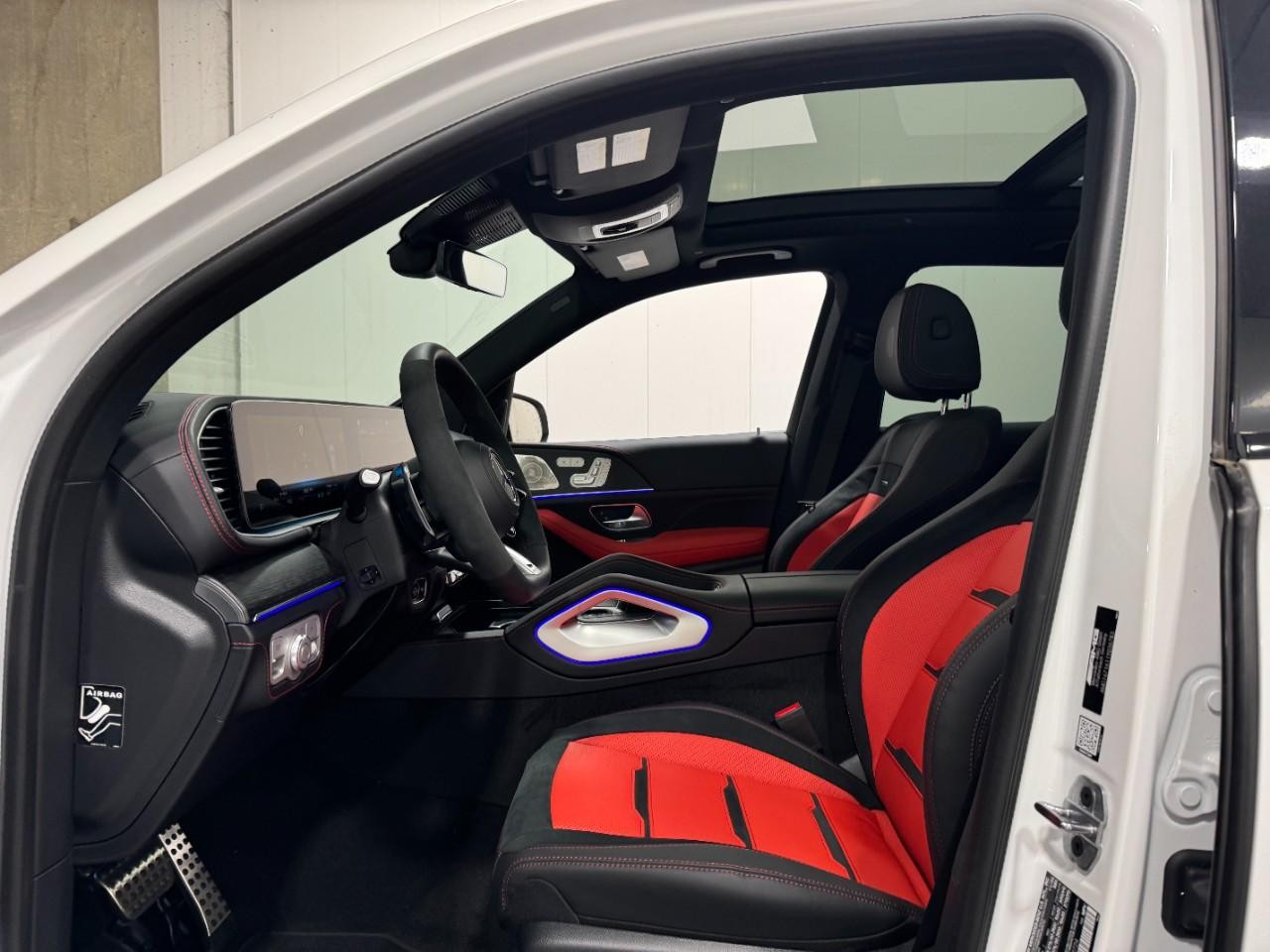 Mercedes-Benz GLE Vehicle Full-screen Gallery Image 29