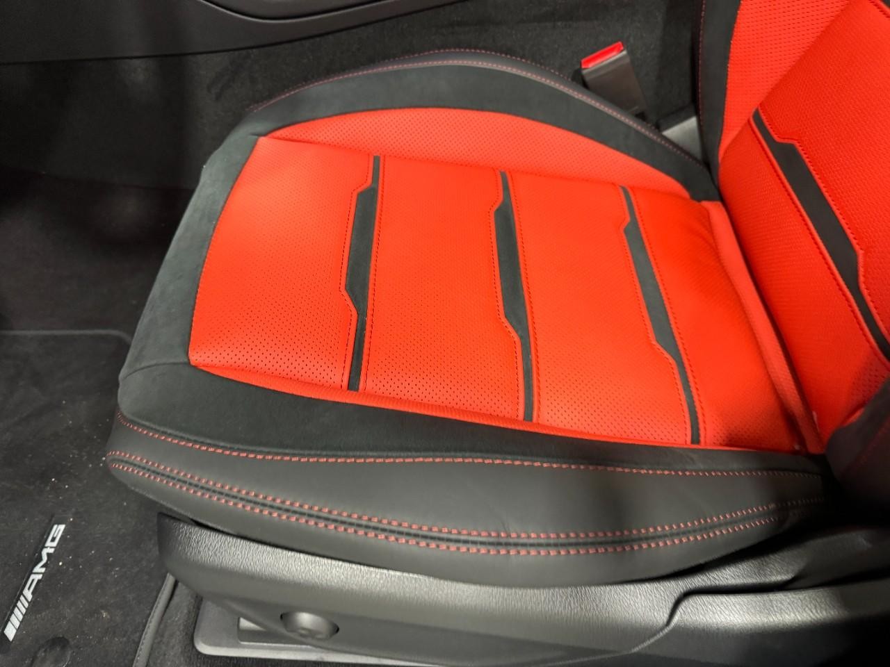 Mercedes-Benz GLE Vehicle Full-screen Gallery Image 30