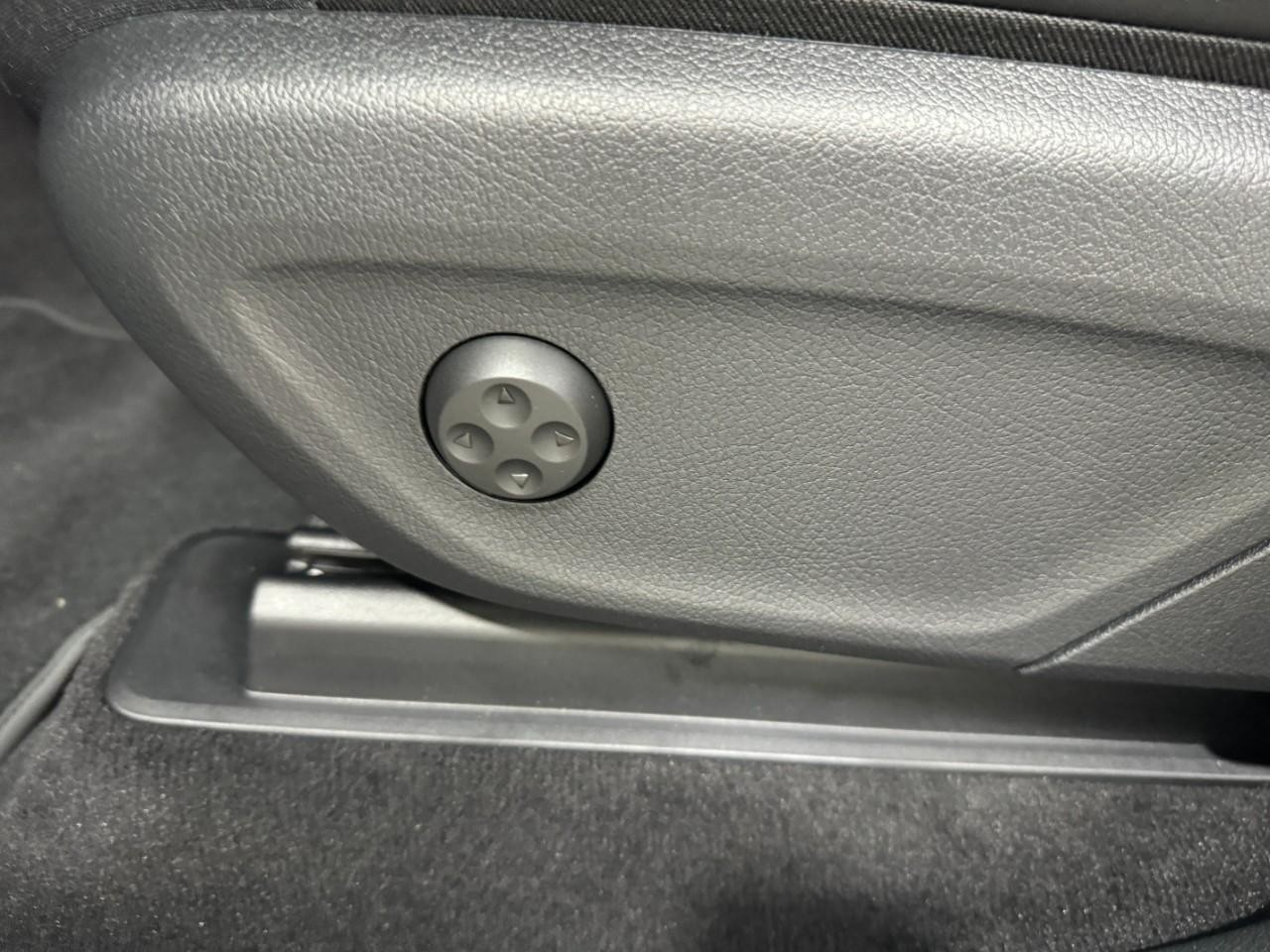 Mercedes-Benz GLE Vehicle Full-screen Gallery Image 31