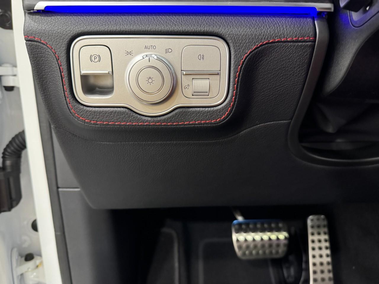 Mercedes-Benz GLE Vehicle Full-screen Gallery Image 32