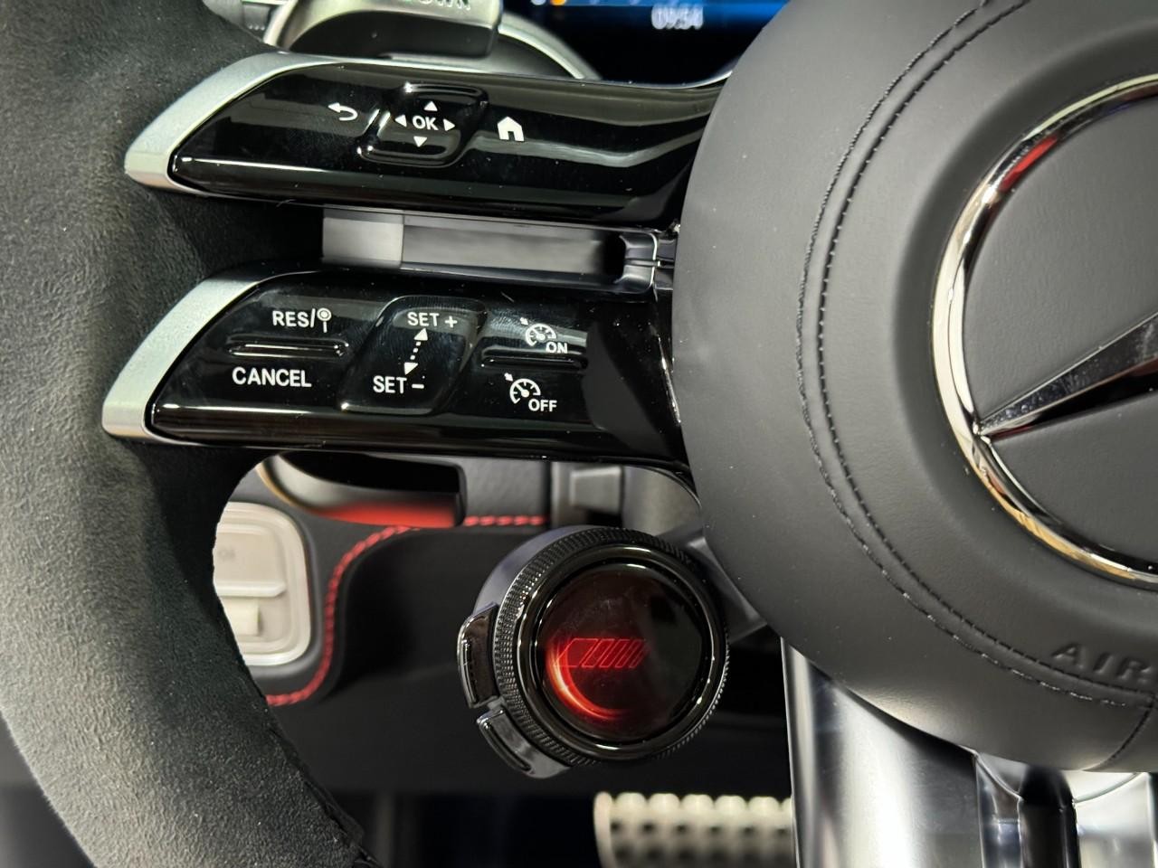 Mercedes-Benz GLE Vehicle Full-screen Gallery Image 33