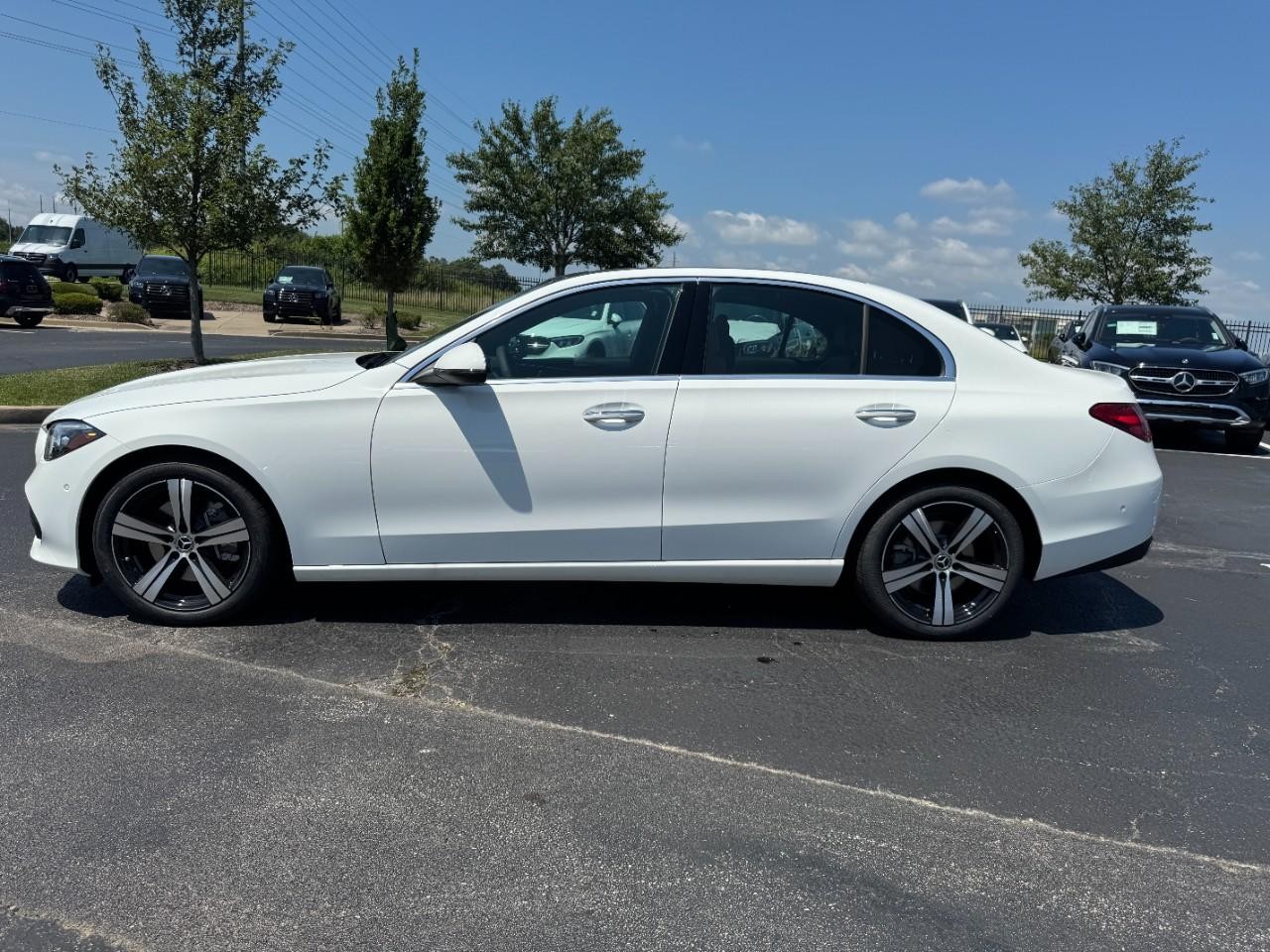 Mercedes-Benz C-Class Vehicle Full-screen Gallery Image 2