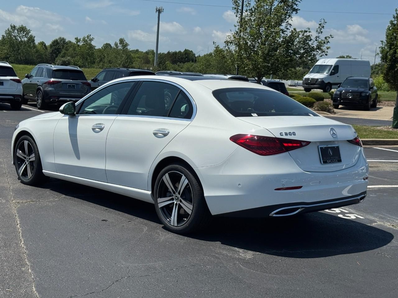 Mercedes-Benz C-Class Vehicle Full-screen Gallery Image 3