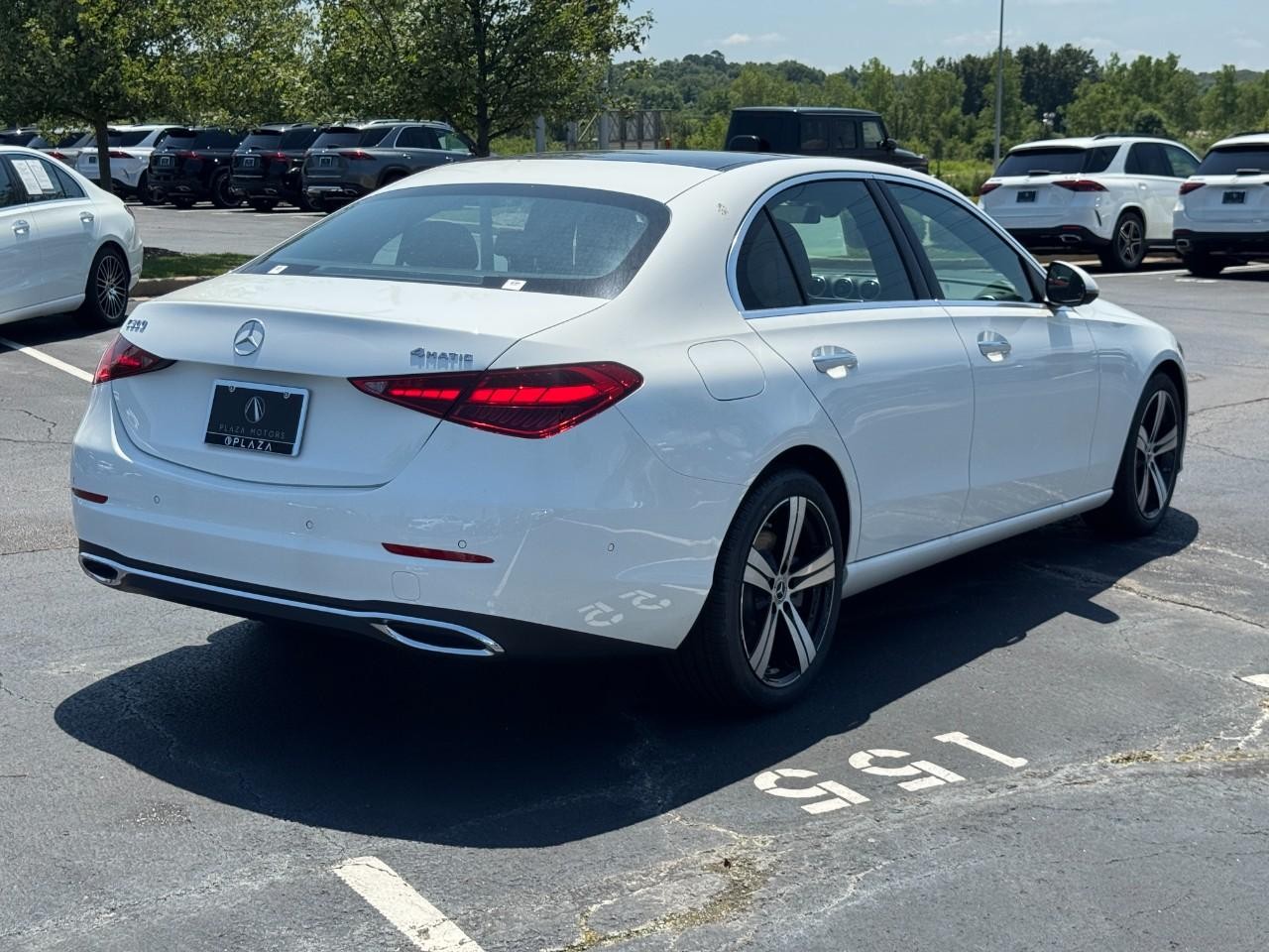 Mercedes-Benz C-Class Vehicle Full-screen Gallery Image 5