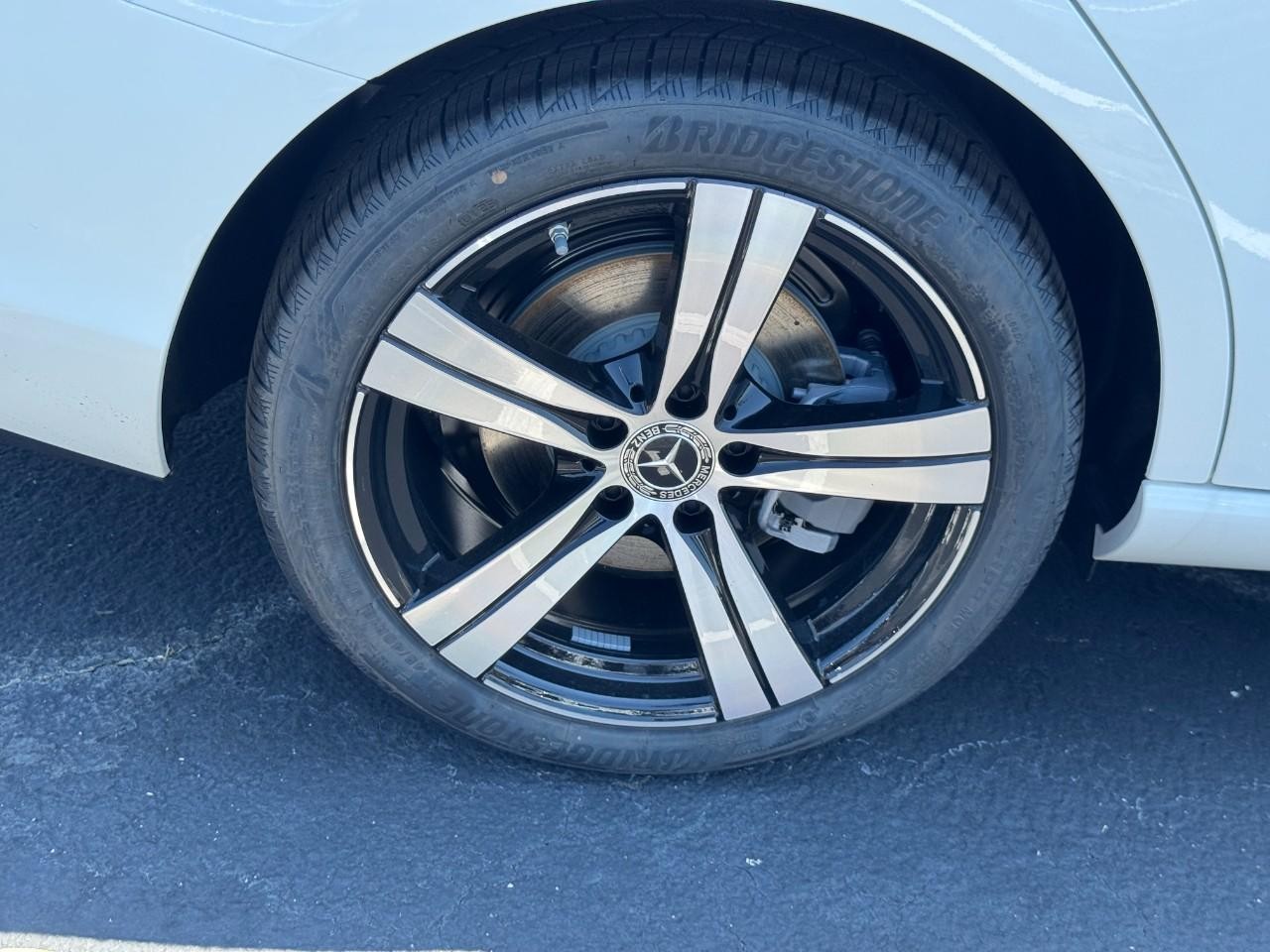 Mercedes-Benz C-Class Vehicle Full-screen Gallery Image 6