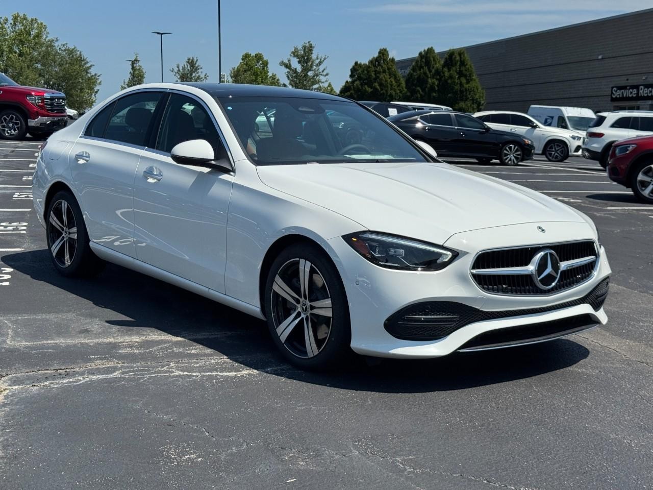 Mercedes-Benz C-Class Vehicle Full-screen Gallery Image 7