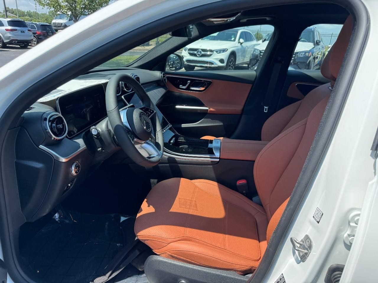 Mercedes-Benz C-Class Vehicle Full-screen Gallery Image 9