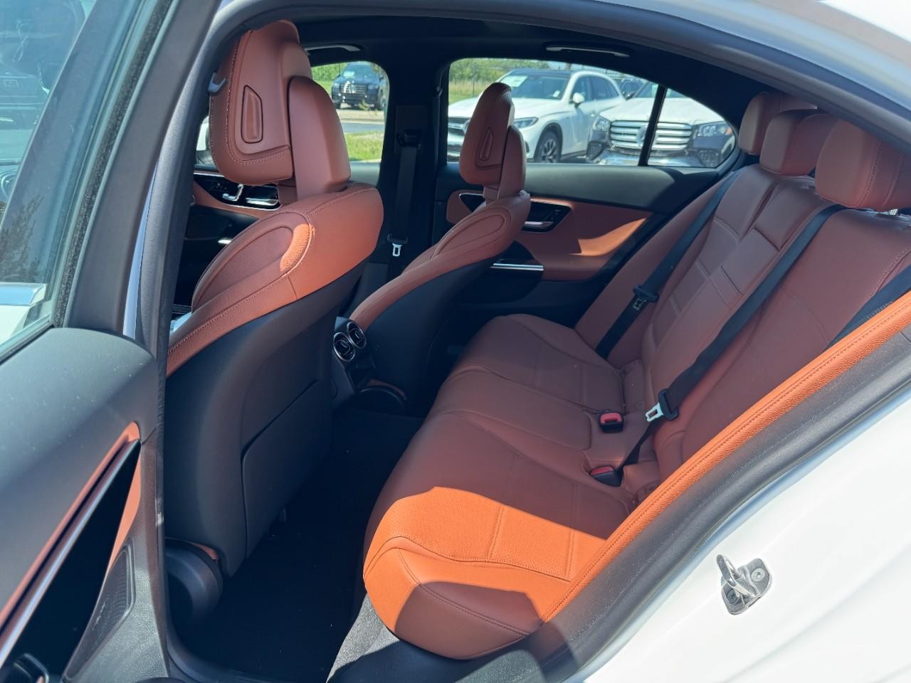 Mercedes-Benz C-Class Vehicle Full-screen Gallery Image 10