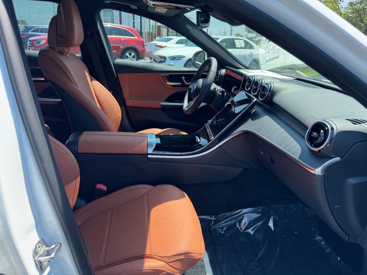 Mercedes-Benz C-Class Vehicle Full-screen Gallery Image 11