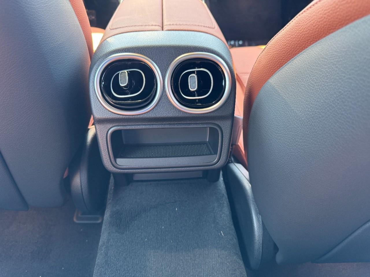 Mercedes-Benz C-Class Vehicle Full-screen Gallery Image 18