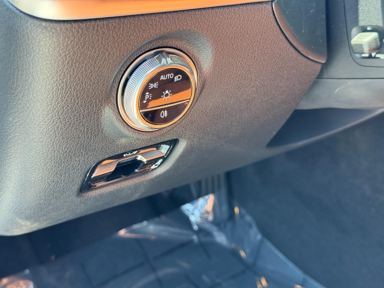 Mercedes-Benz C-Class Vehicle Full-screen Gallery Image 19