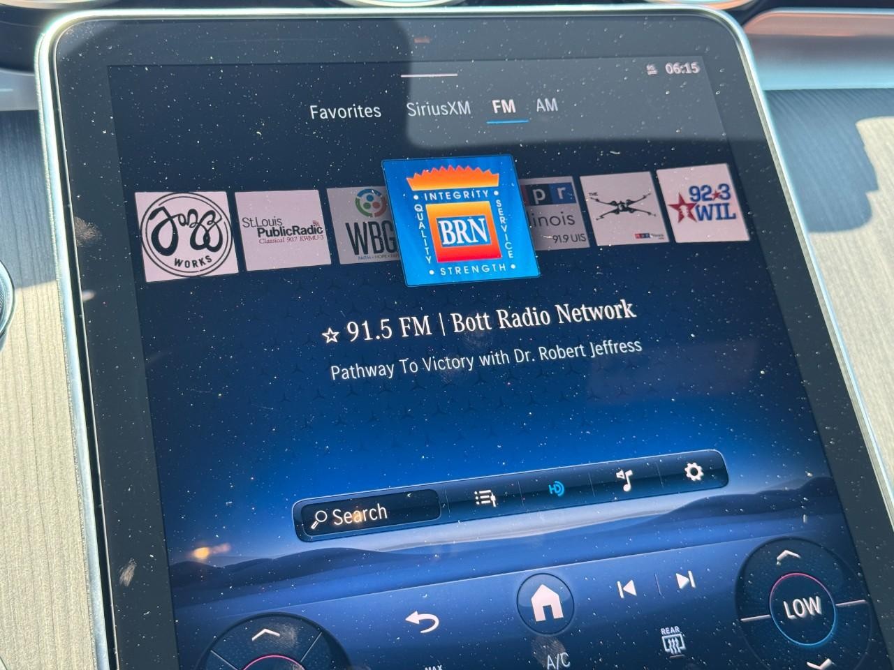 Mercedes-Benz C-Class Vehicle Full-screen Gallery Image 23