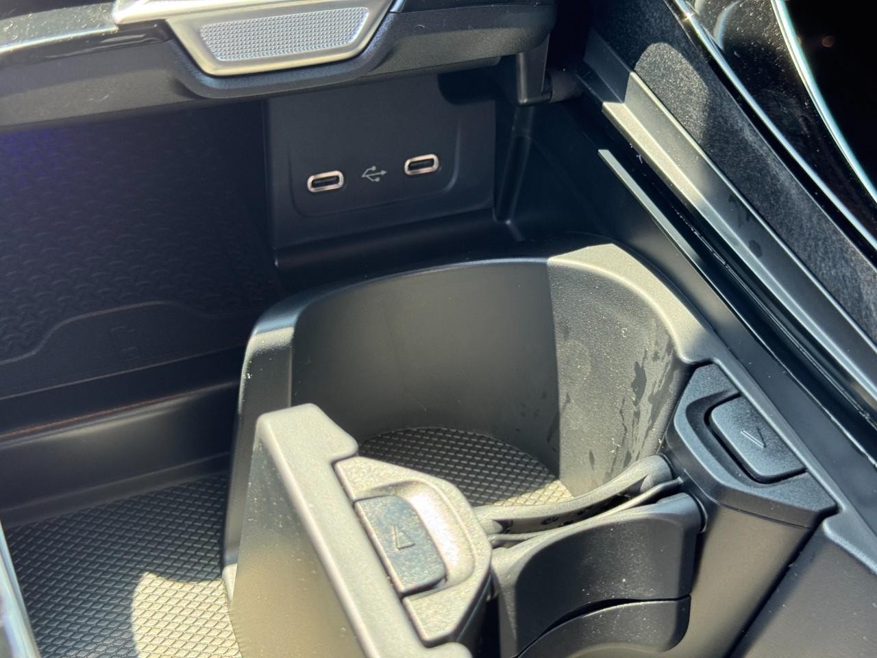 Mercedes-Benz C-Class Vehicle Full-screen Gallery Image 25