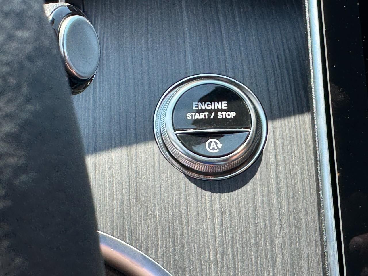 Mercedes-Benz C-Class Vehicle Full-screen Gallery Image 26