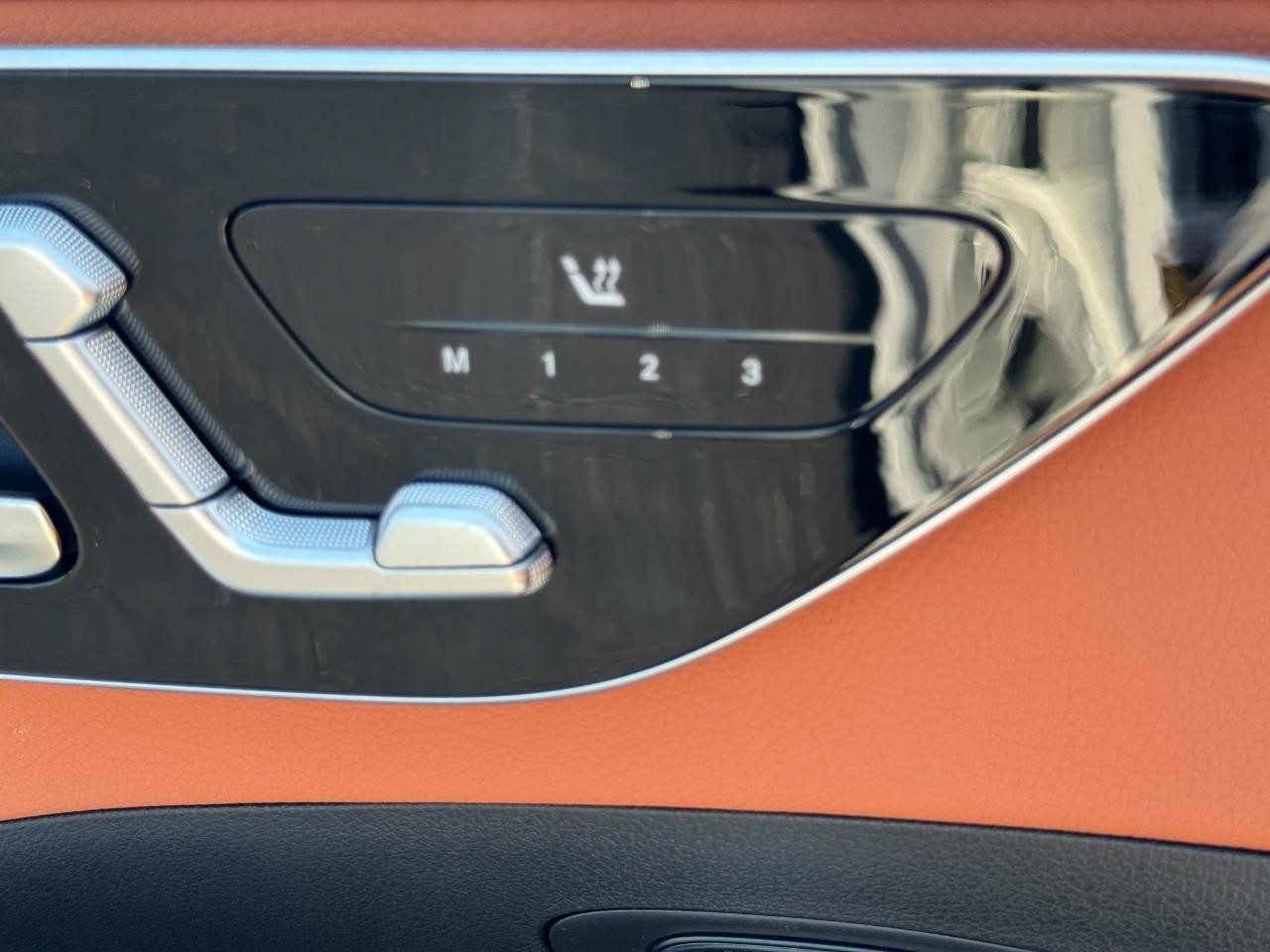 Mercedes-Benz C-Class Vehicle Full-screen Gallery Image 28