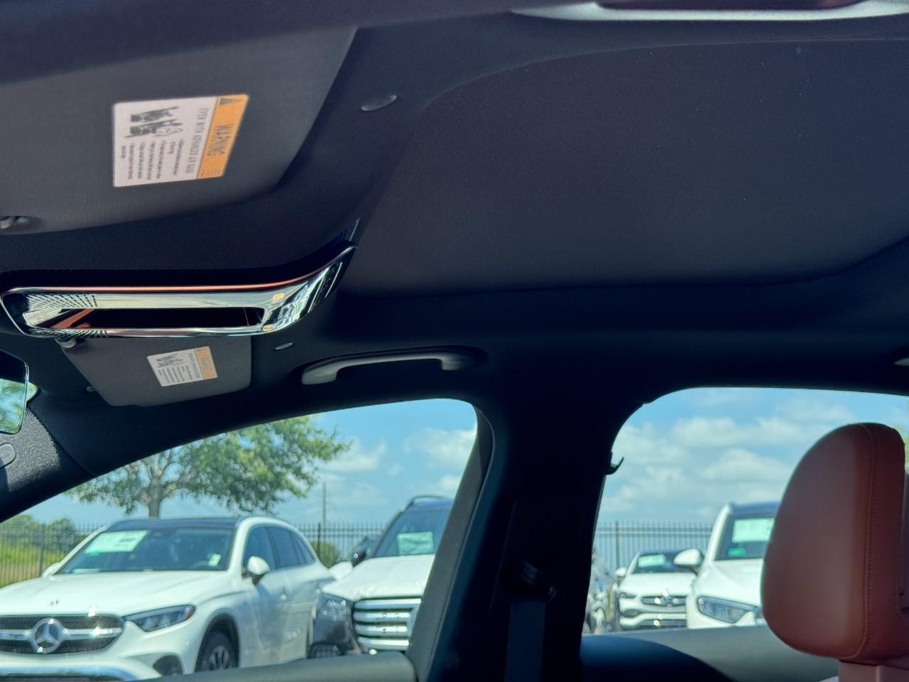 Mercedes-Benz C-Class Vehicle Full-screen Gallery Image 30