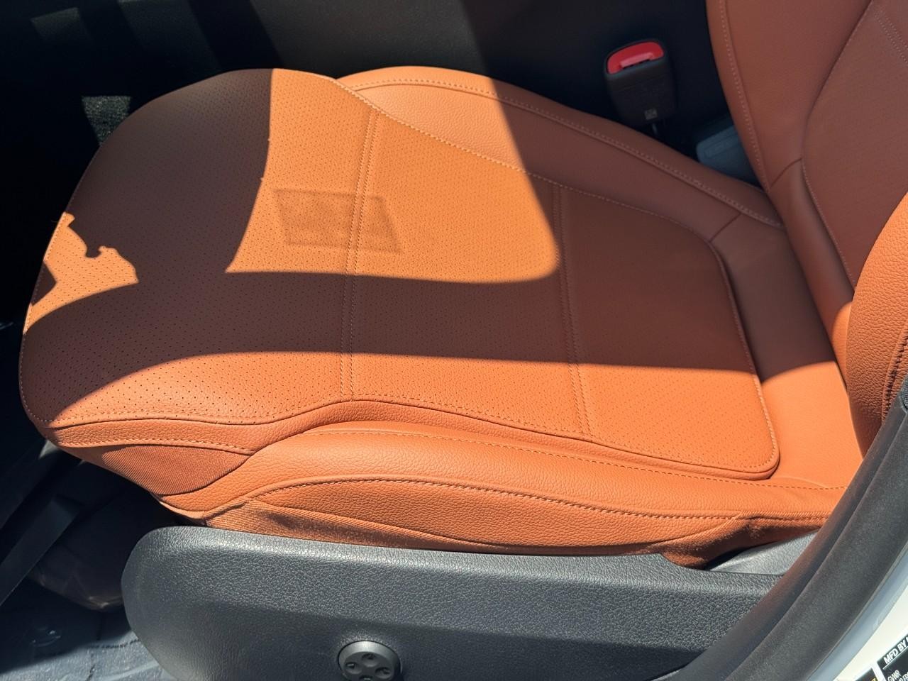 Mercedes-Benz C-Class Vehicle Full-screen Gallery Image 31