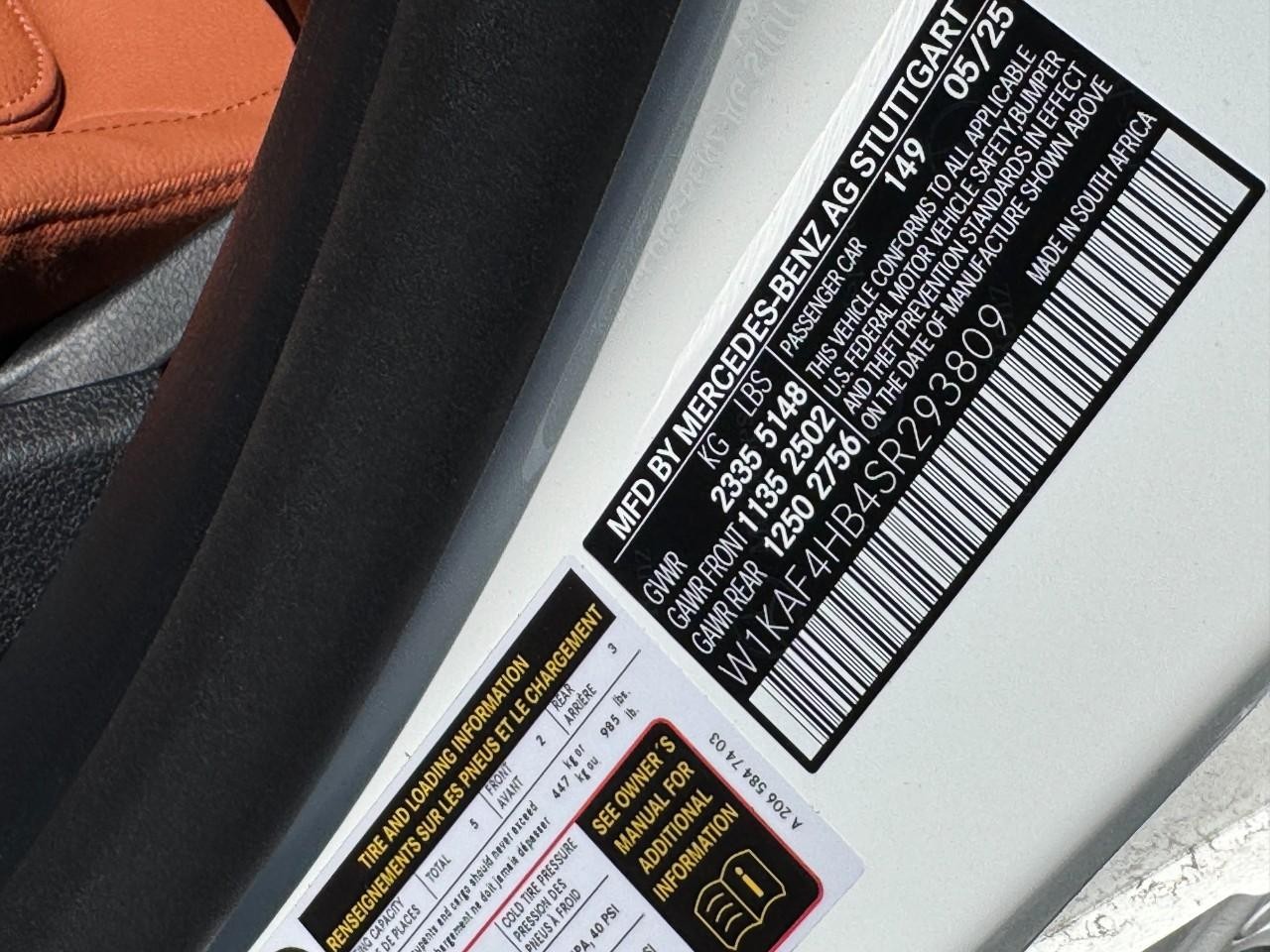 Mercedes-Benz C-Class Vehicle Full-screen Gallery Image 32