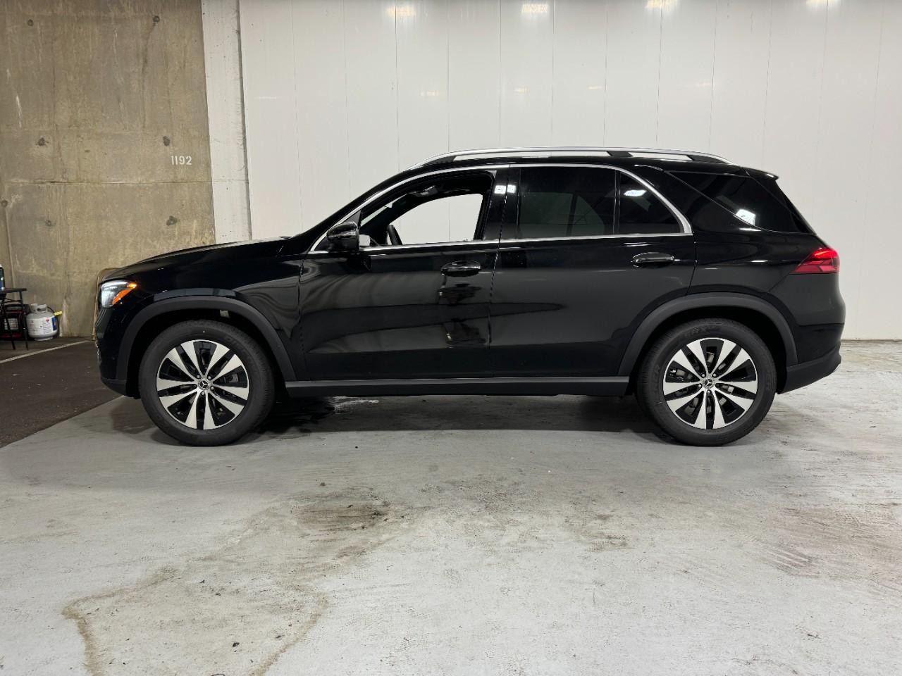 Mercedes-Benz GLE Vehicle Full-screen Gallery Image 2