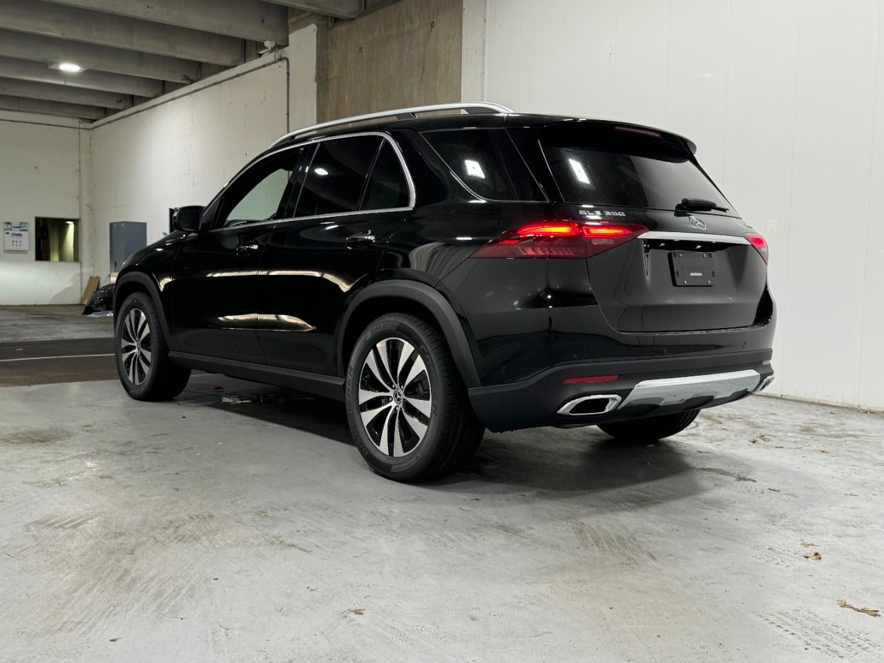 Mercedes-Benz GLE Vehicle Full-screen Gallery Image 3