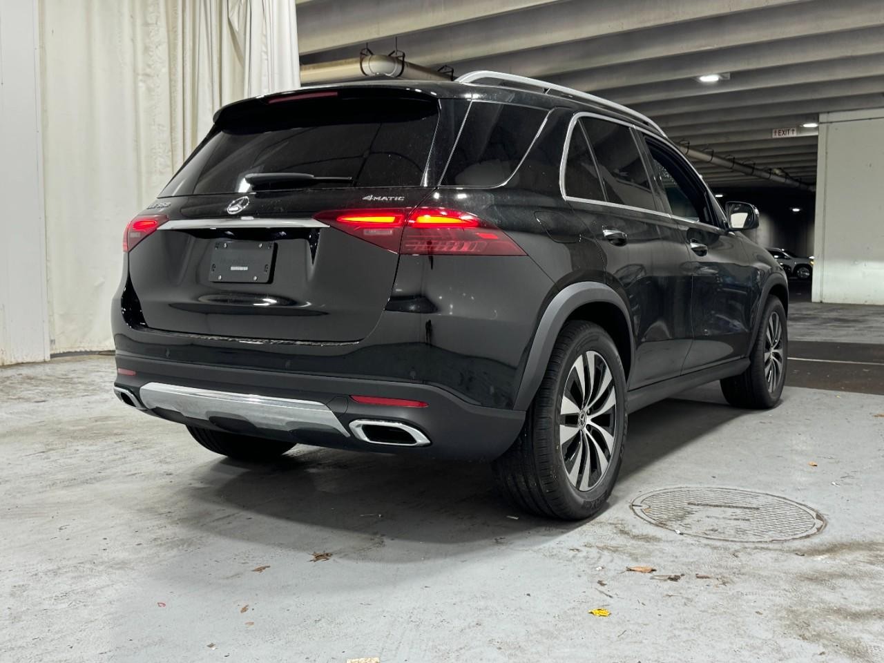 Mercedes-Benz GLE Vehicle Full-screen Gallery Image 4