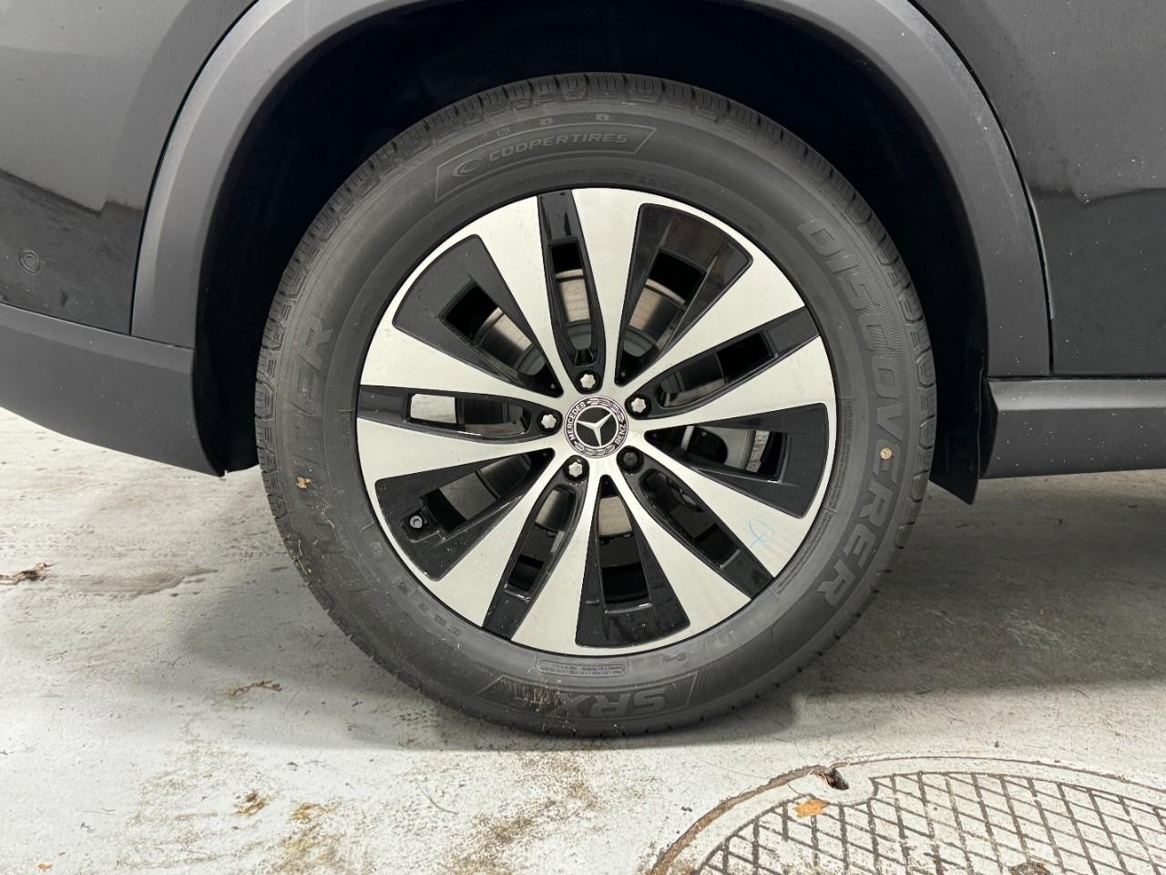 Mercedes-Benz GLE Vehicle Full-screen Gallery Image 5