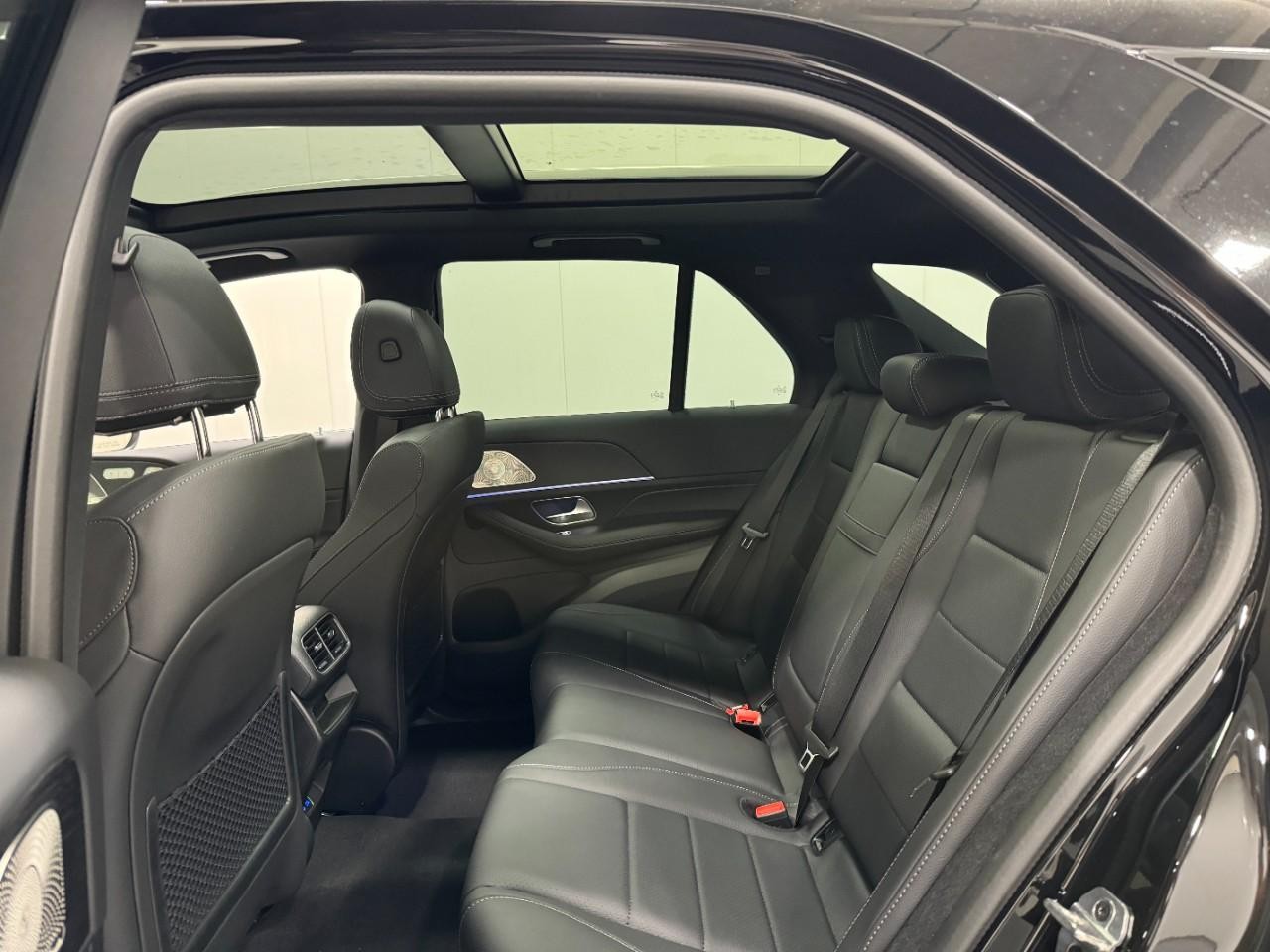 Mercedes-Benz GLE Vehicle Full-screen Gallery Image 8